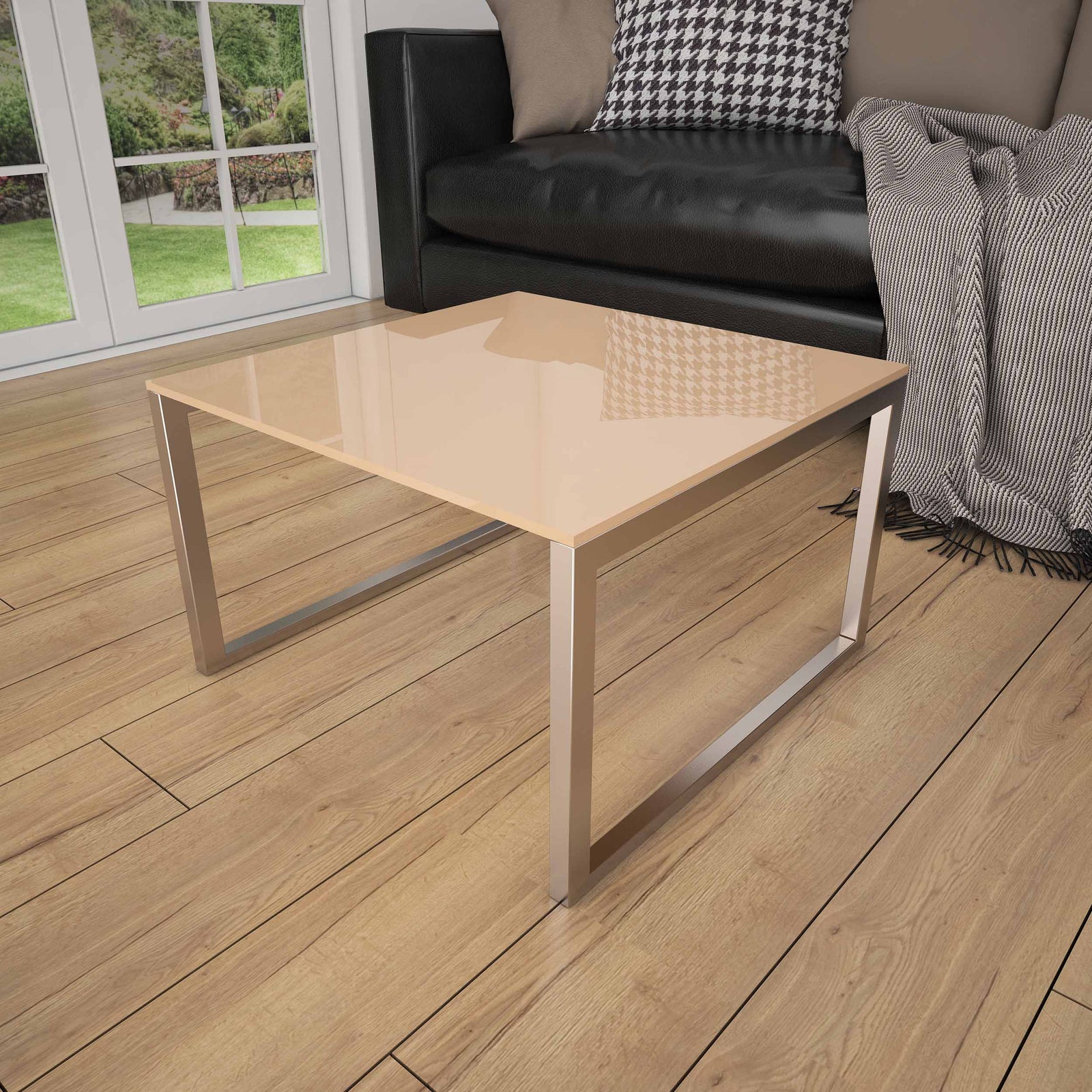 Couchtisch mit Glasplatte und Metallgestell in hellem Nude-Ton