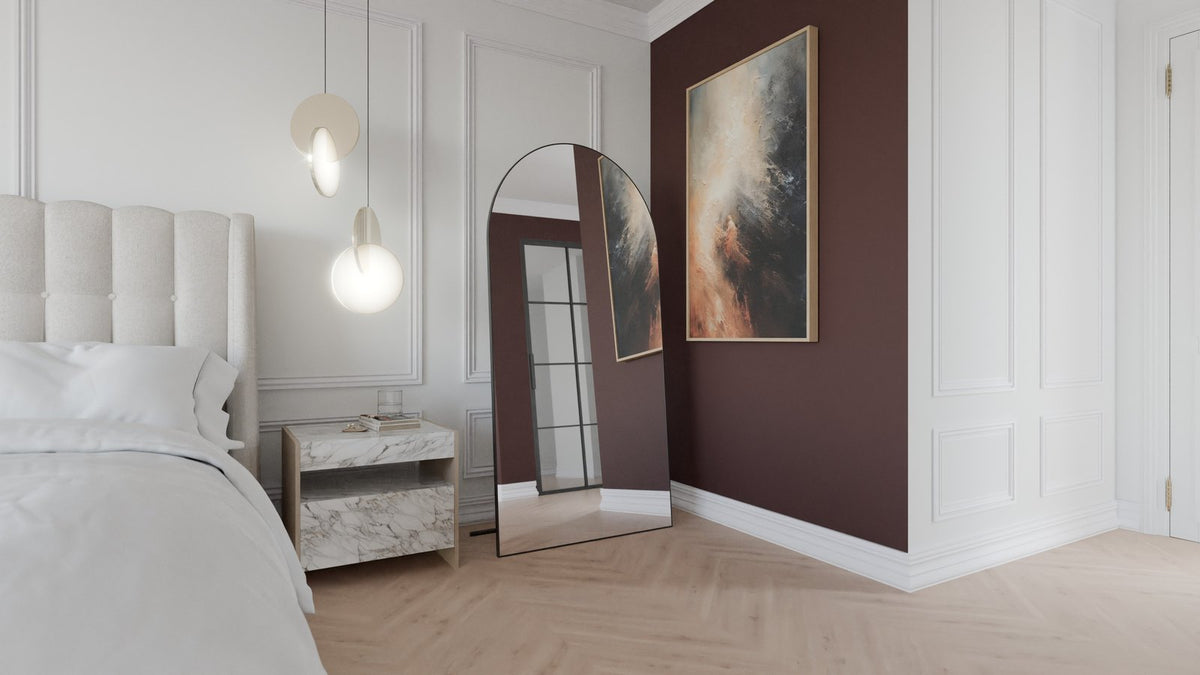 Rundbogenspiegel nach Maß als schwarzer Standspiegel Mirova im Schlafzimmer, angelehnt an eine dunkelrote Wand