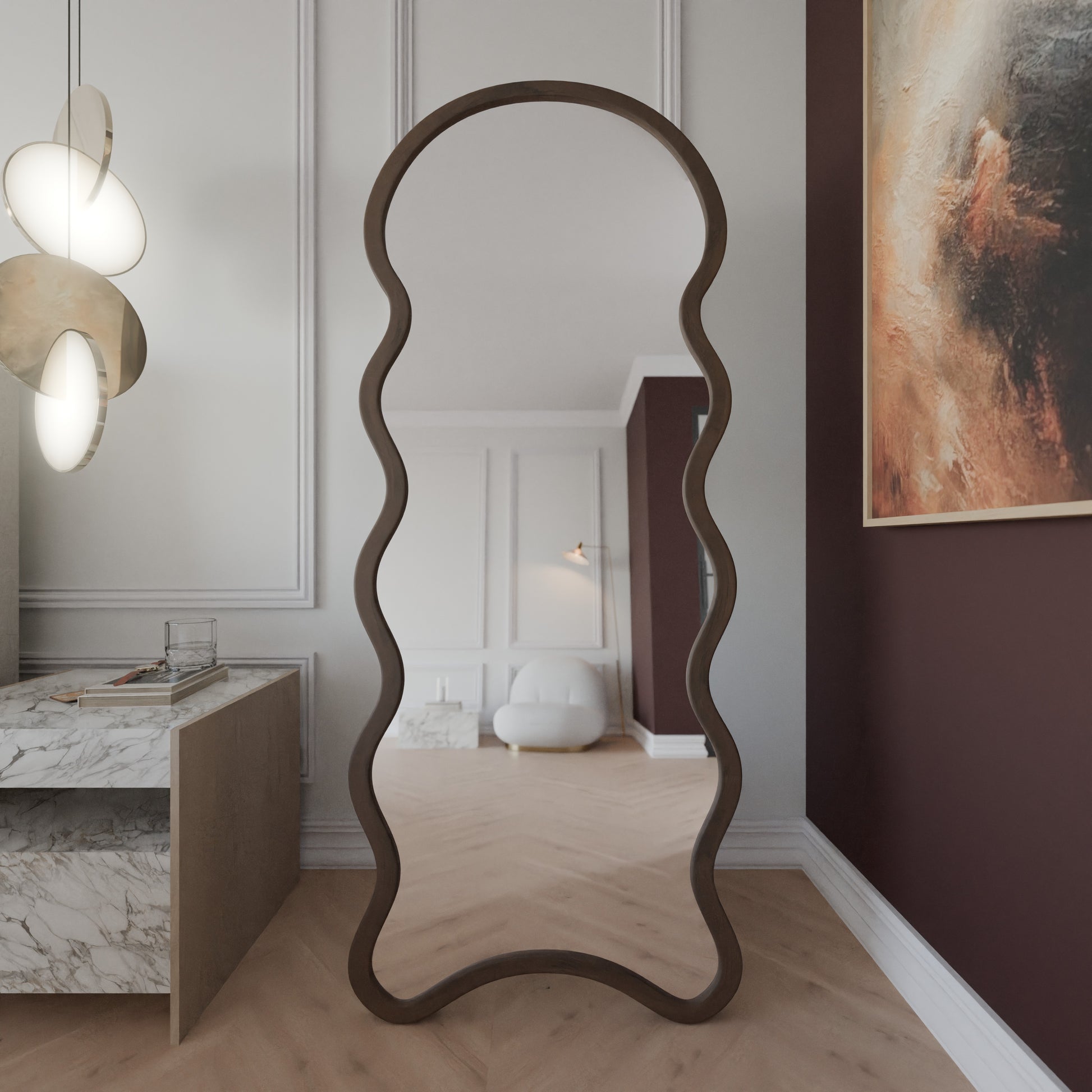 Amor freistehender Ganzkörperspiegel mit wellenförmiger, organischer Silhouette und dunklem Holzrahmen, Frontansicht im Schlafzimmer.