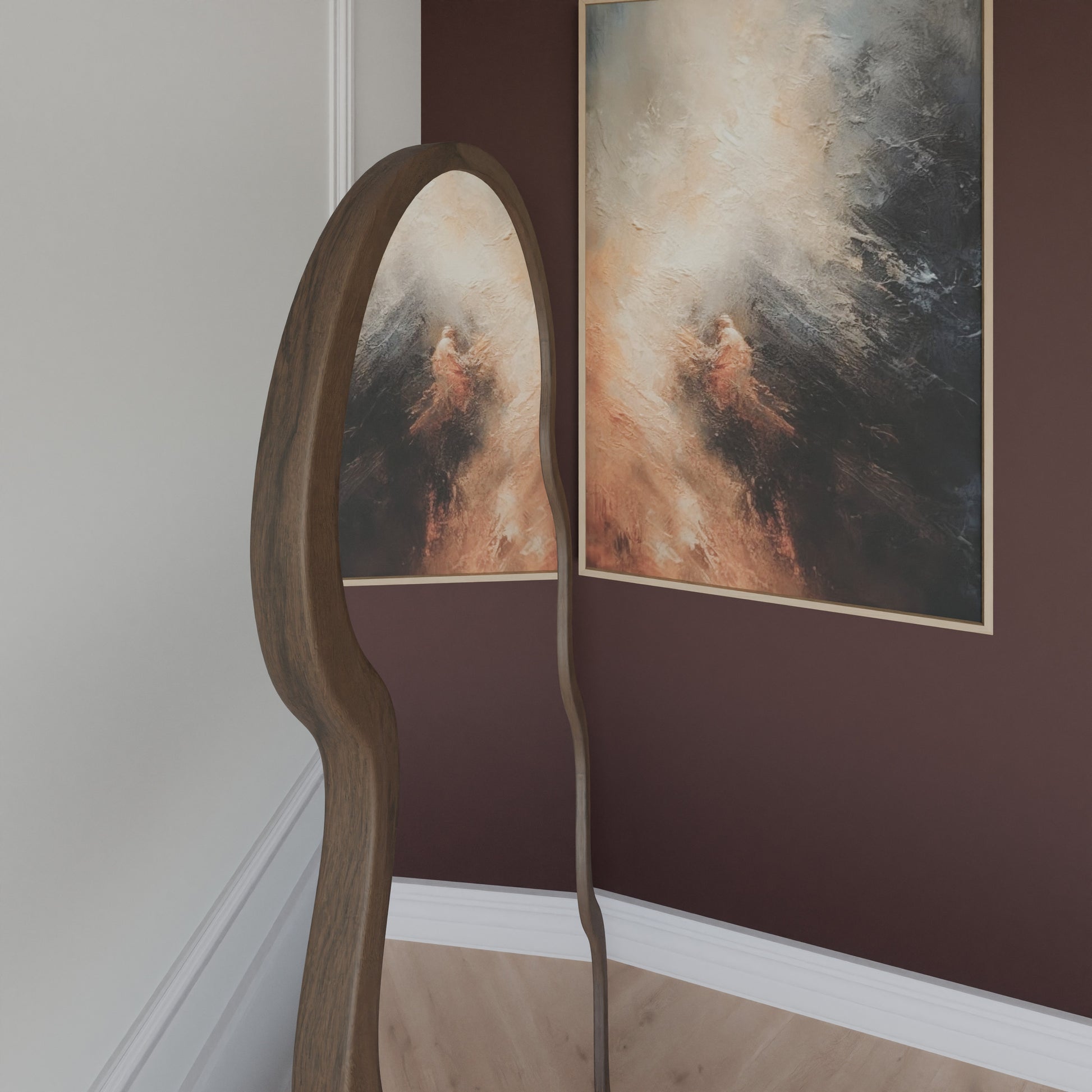 Detailansicht von Amor: freistehender Ganzkörperspiegel mit wellenförmiger, organischer Silhouette und dunklem Holzrahmen, seitlich nah fotografiert.