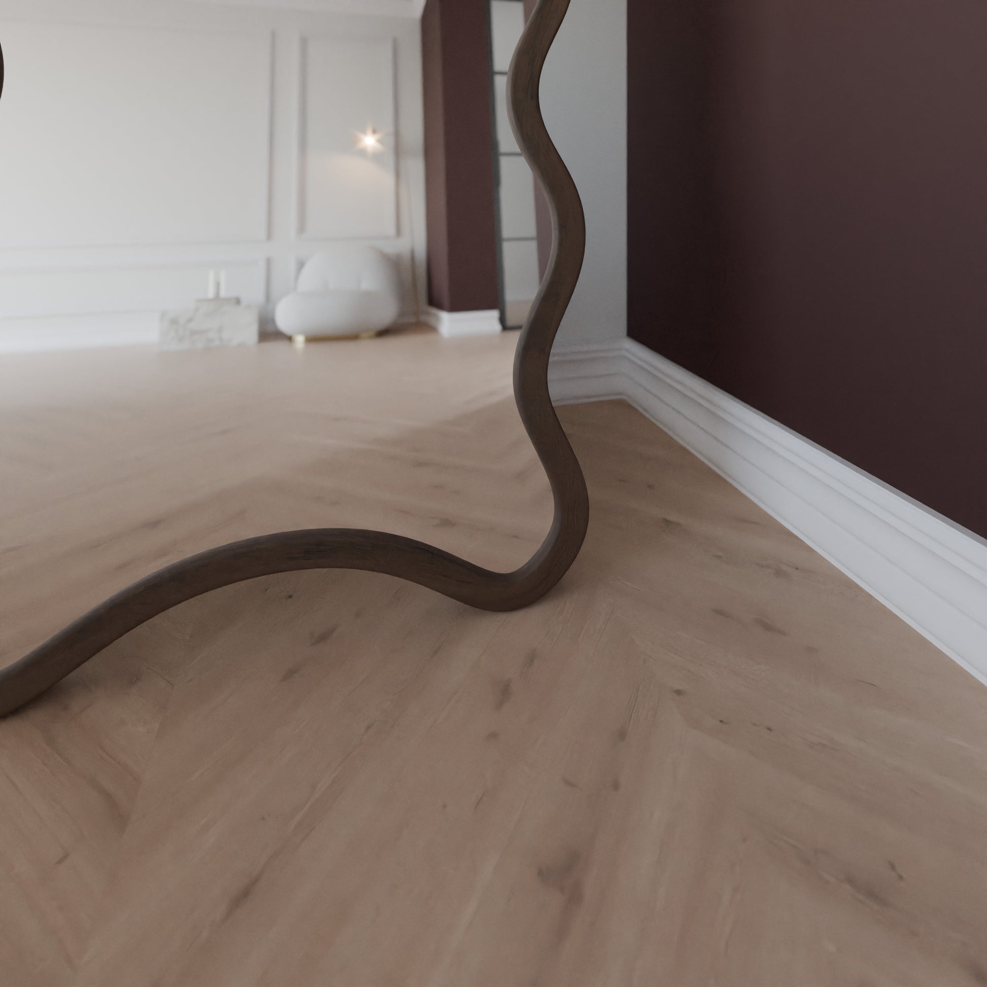 Detailansicht des unteren Bereichs von Amor: freistehender Ganzkörperspiegel mit wellenförmigem Holzrahmen und Standfläche am Boden.