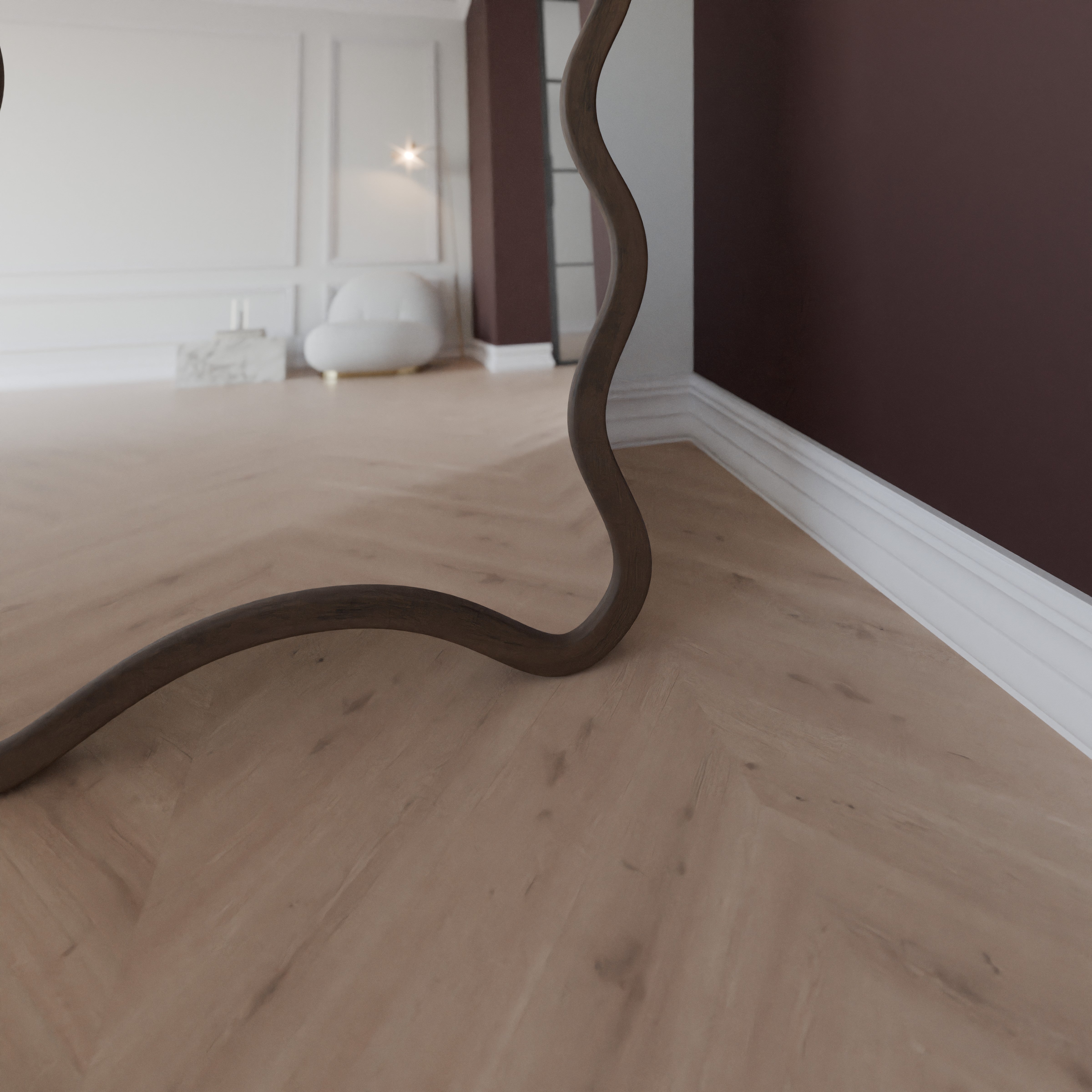 Detailansicht des unteren Bereichs von Amor: freistehender Ganzkörperspiegel mit wellenförmigem Holzrahmen und Standfläche am Boden.