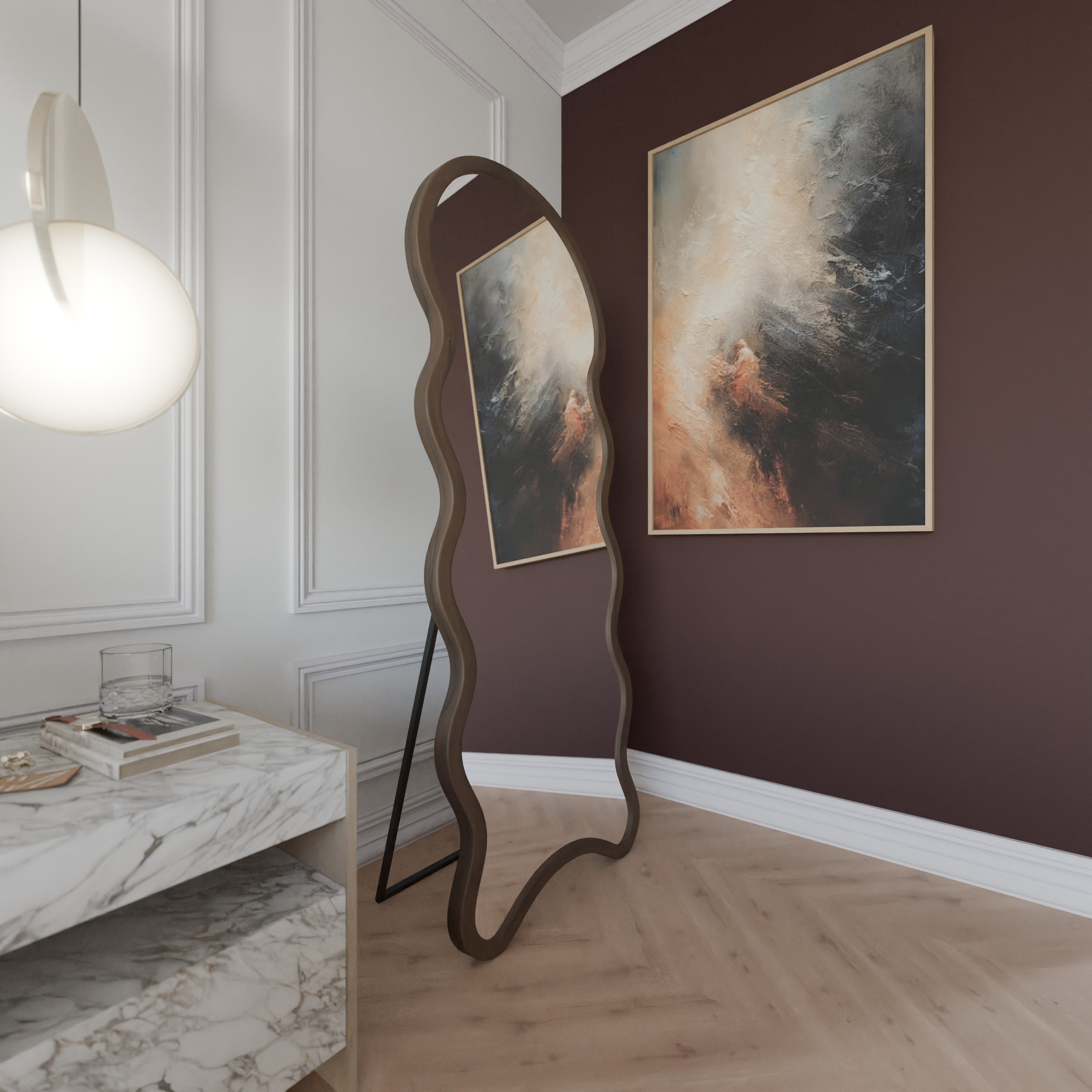 Amor freistehender Ganzkörperspiegel mit wellenförmiger, organischer Silhouette und dunklem Holzrahmen, Seitenansicht im Schlafzimmer.