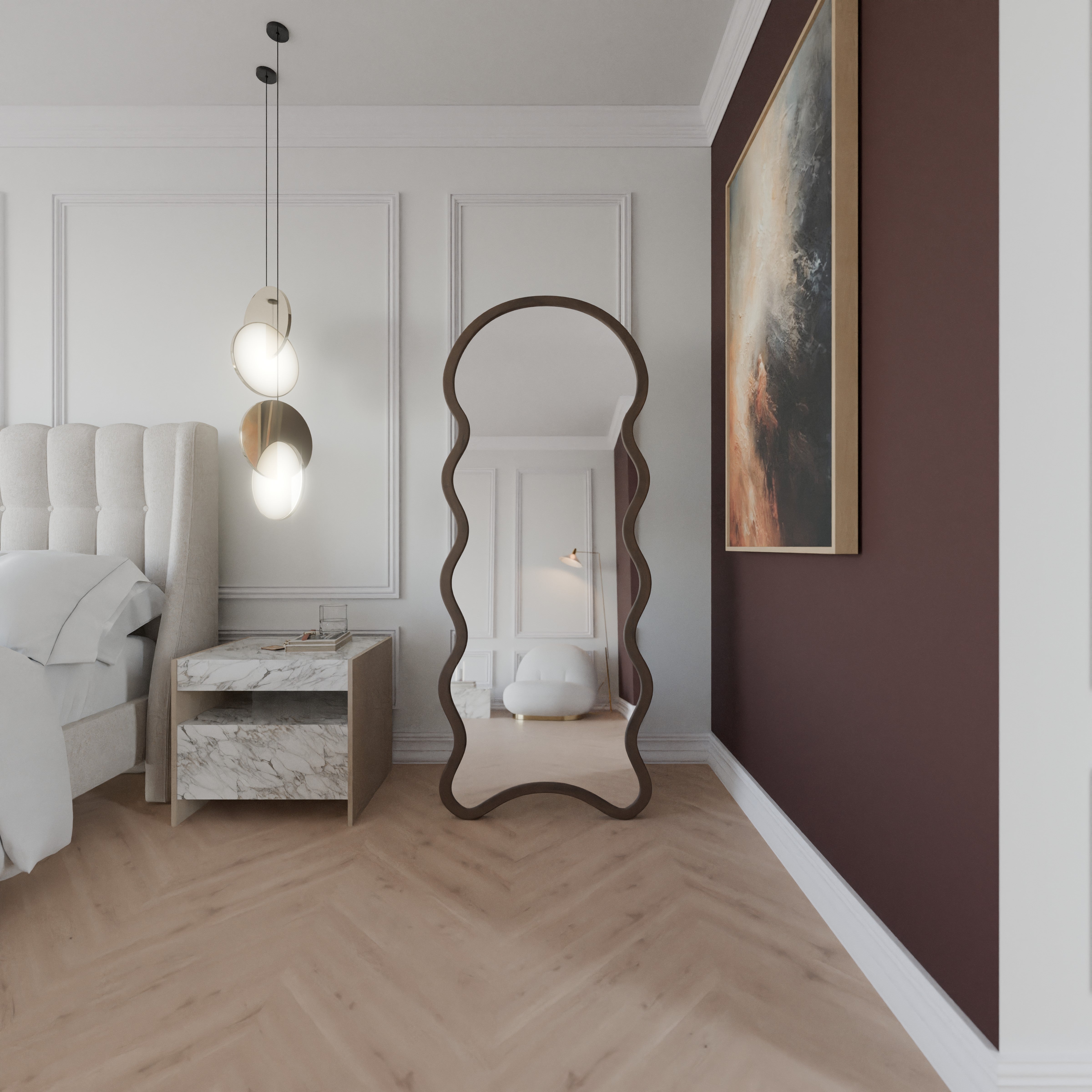 Amor freistehender Ganzkörperspiegel mit wellenförmiger, organischer Silhouette und dunklem Holzrahmen im Schlafzimmer, Raumansicht.