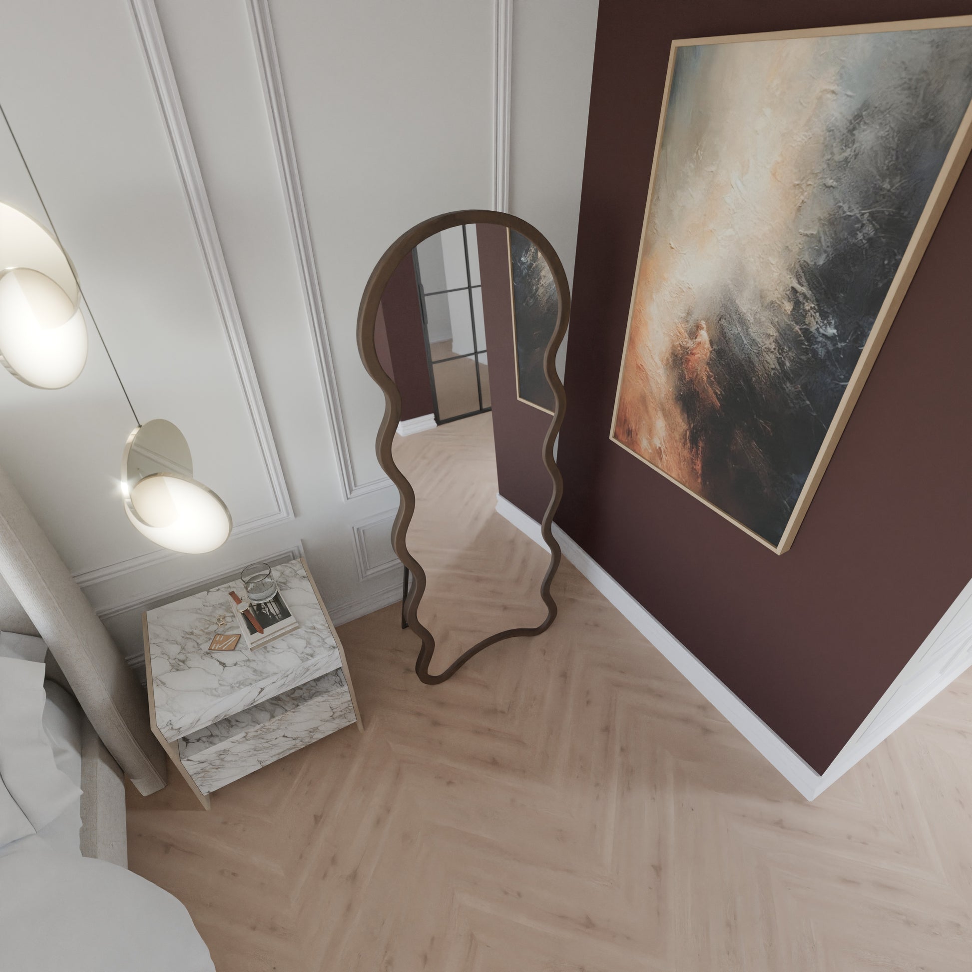 Amor freistehender Ganzkörperspiegel mit wellenförmiger, organischer Silhouette und dunklem Holzrahmen, schräg von oben im Schlafzimmer fotografiert.