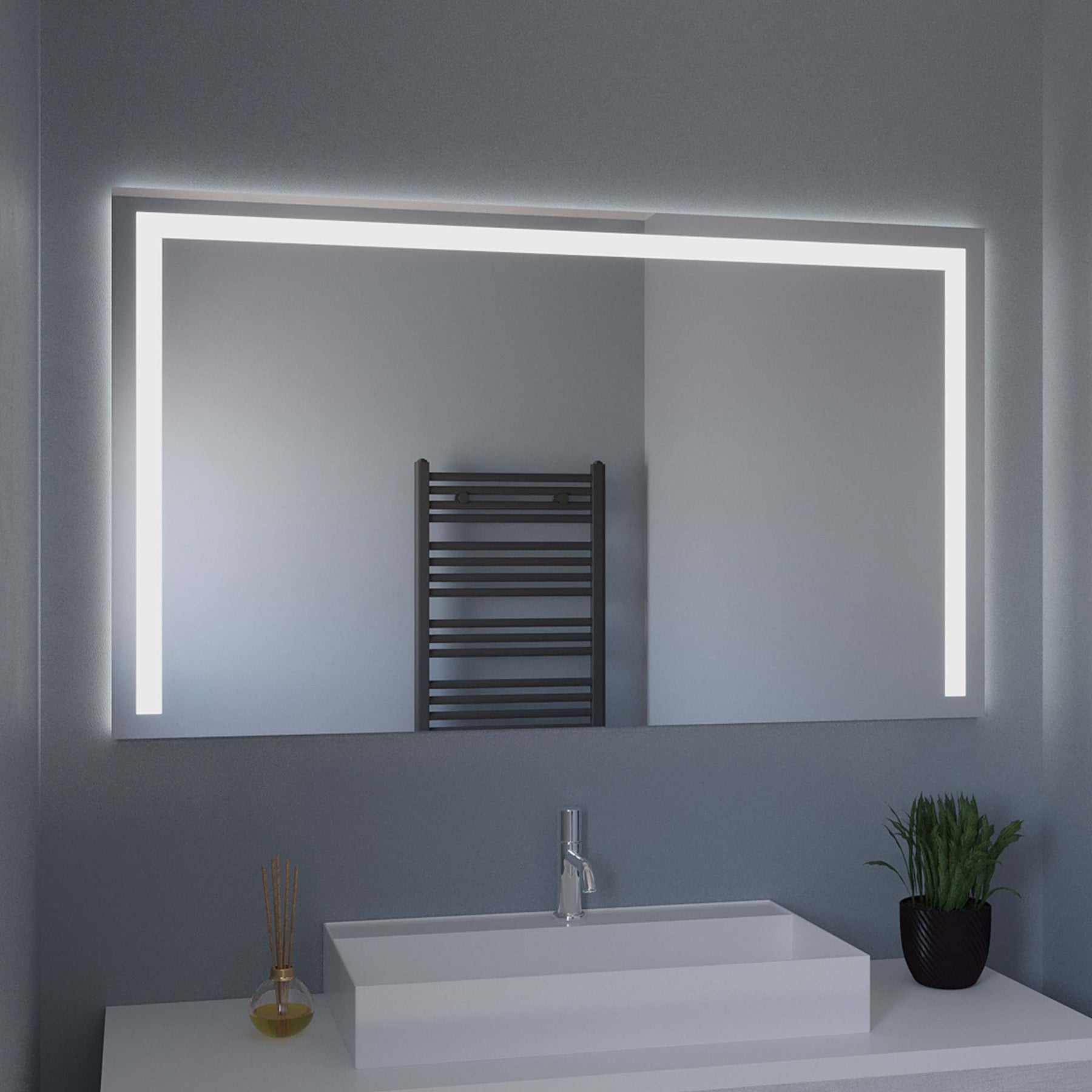 LED-Badspiegel mit Lichtrahmen über rechteckigem Unterbau und Waschbecken