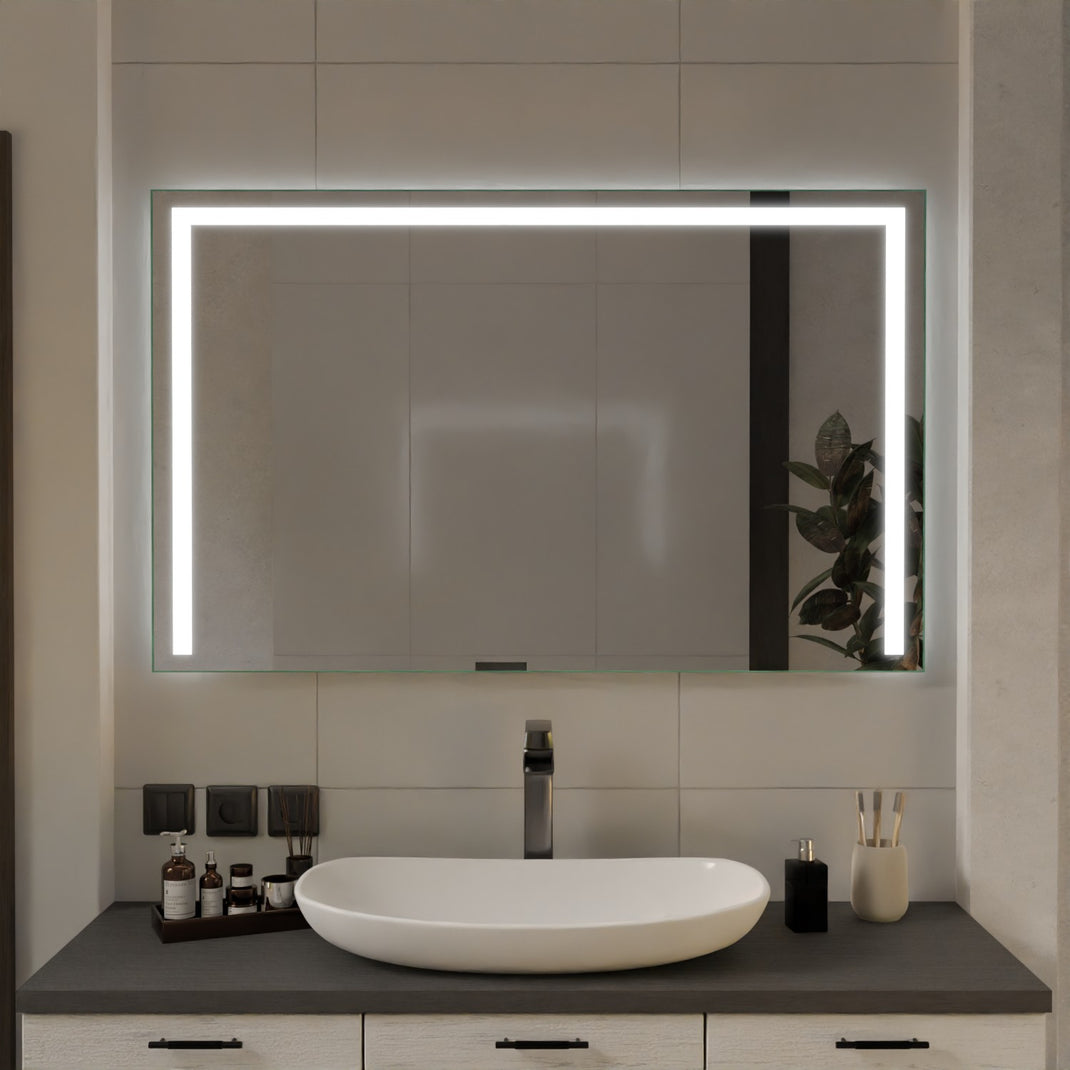 LED-Badspiegel mit umlaufendem Lichtrahmen über weißem Waschbecken