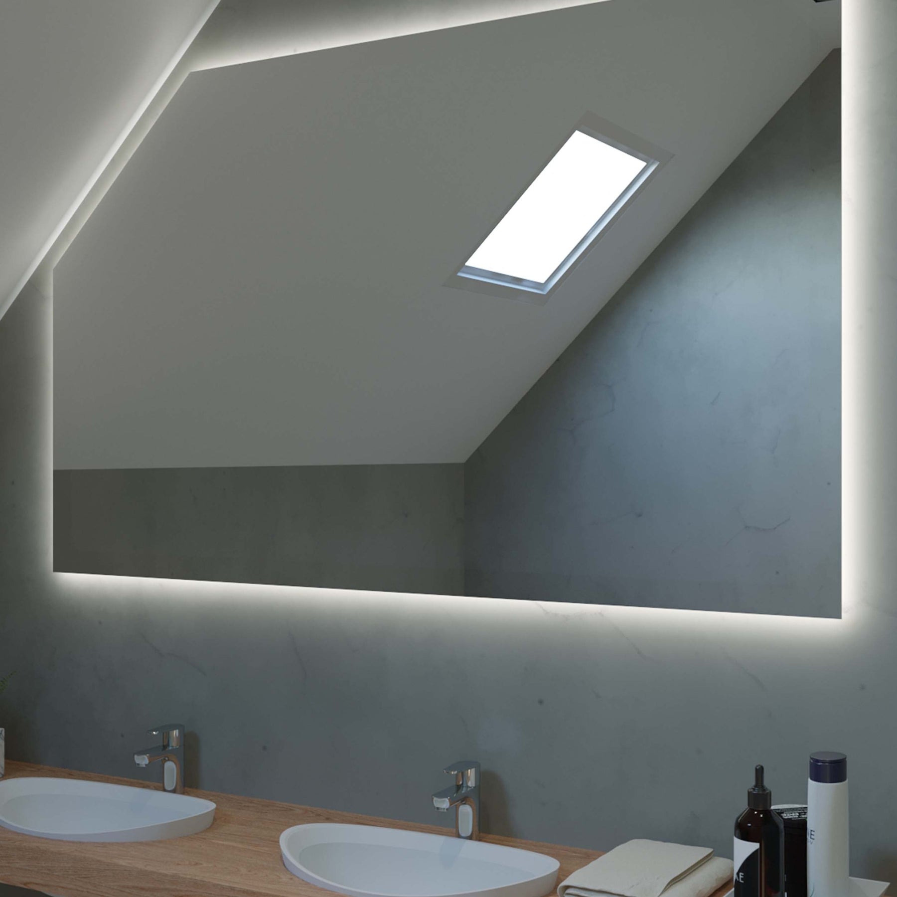 Rechteckiger Spiegel für Dachschräge mit LED-Randlicht, kantige Lichteinfassung.