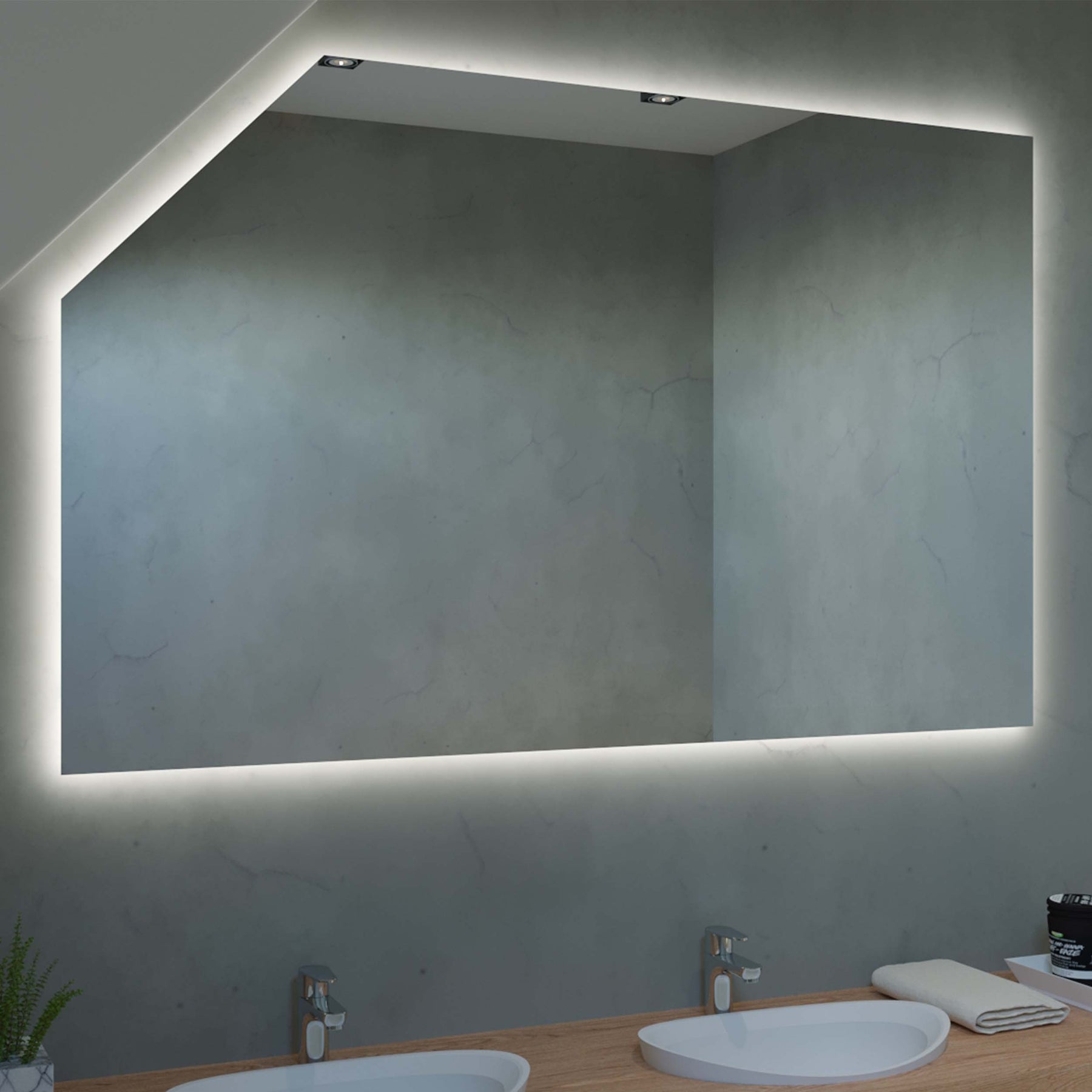 Rechteckiger Spiegel für Dachschräge mit LED-Randbeleuchtung, bündig in der Wand.