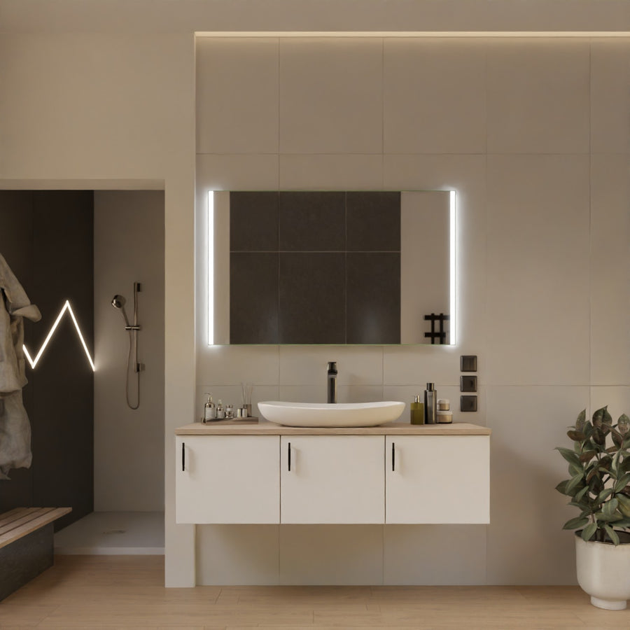LED-Badspiegel Lippstadt mit umlaufendem LED-Rand und dunkler Spiegelfläche