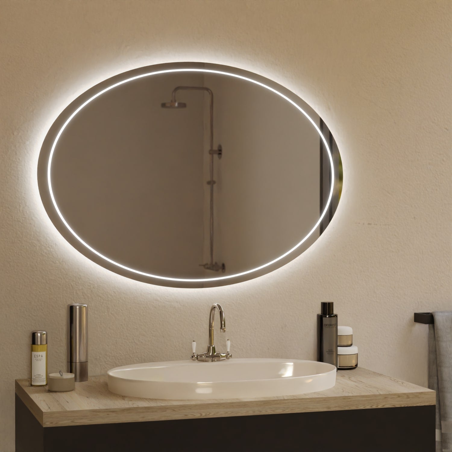 Ovaler Spiegel an der Wand mit LED-Randlicht und reflektierender Glasfläche