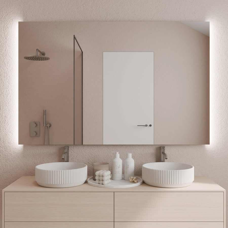 LED-Spiegelschrank mit großer Spiegel-Fläche und weißer Schranktür