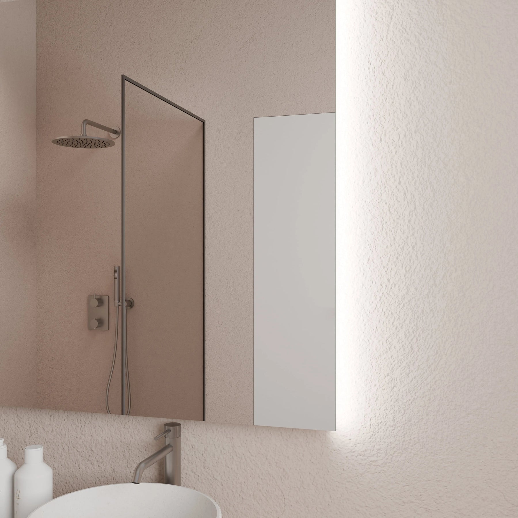 LED-Spiegelschrank mit schmalem Spiegelrahmen und weißer Tür