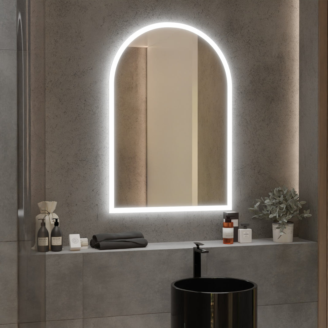 Beleuchteter Rundbogen-Spiegel mit LED-Lichtsaum, an der Wand