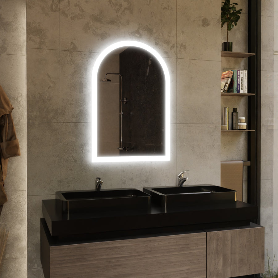 Beleuchteter Badspiegel mit Rundbogenform und LED-Lichtrand über Waschtisch