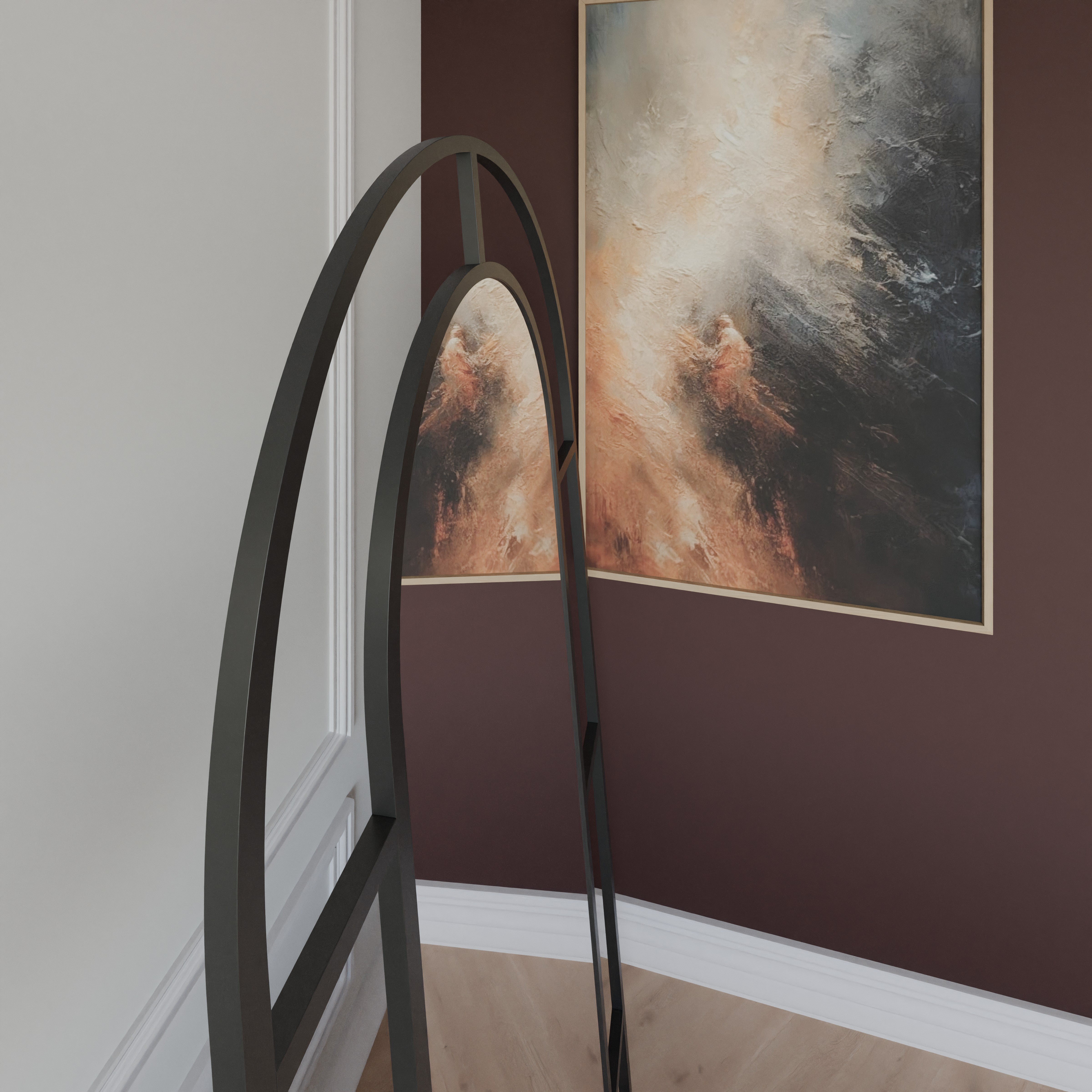 Detailansicht von Bellator: freistehender Ganzkörperspiegel mit schwarzem Metallrahmen in Bogenform und Streben-Design, seitlich nah fotografiert.