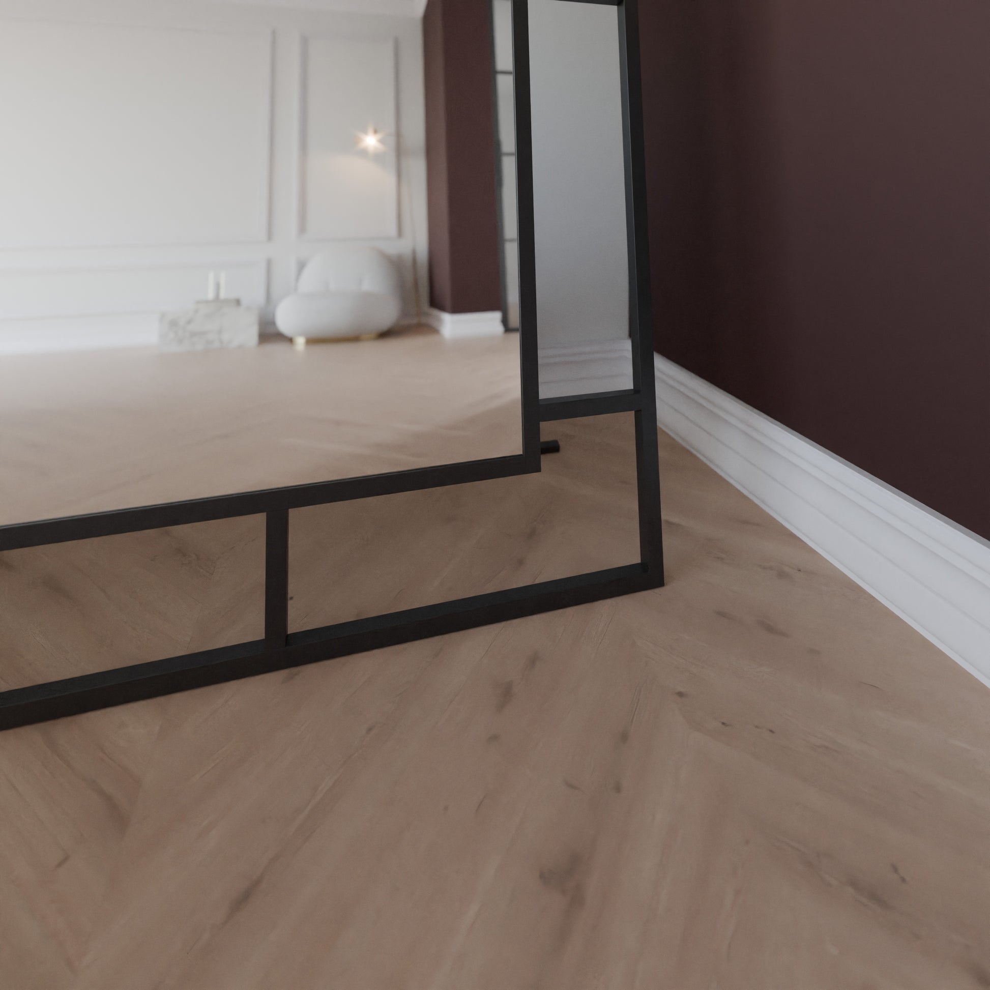 Detailansicht des unteren Bereichs von Bellator: freistehender Ganzkörperspiegel mit schwarzem Metallrahmen und Standfläche am Boden.