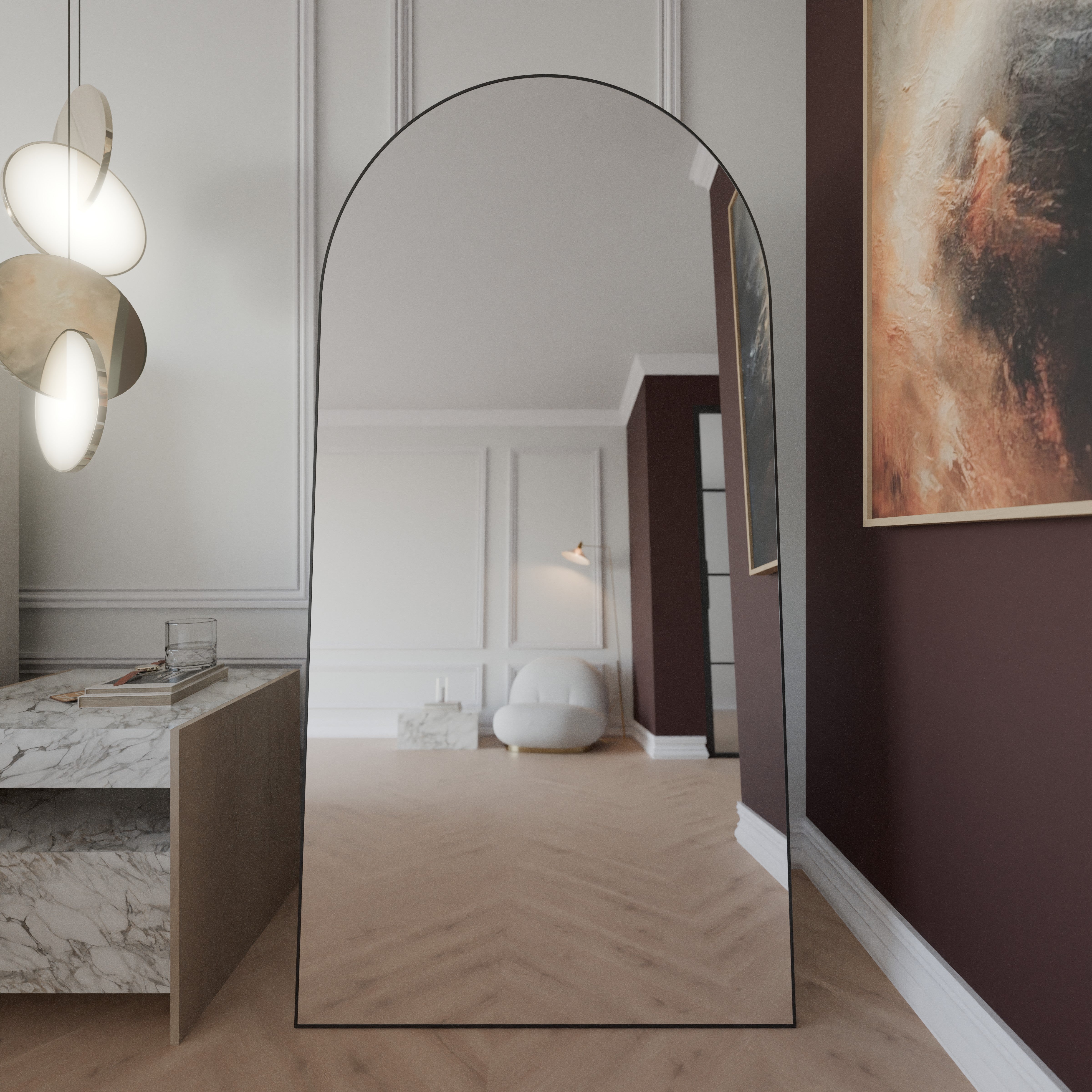 Großansicht eines bogenförmigen Ganzkörperspiegels nach Maß, freistehend im Schlafzimmer, minimalistischer schwarzer Rahmen und klare Spiegelung.