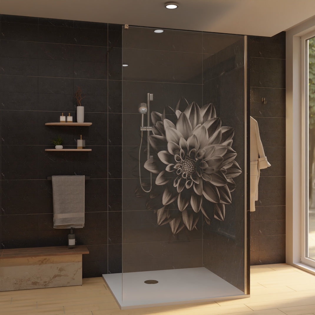 Duschwand mit Laserblumenmotiv auf klarem Glas, silberner Rahmen und Seitenteil