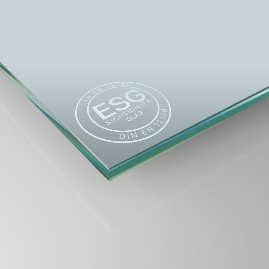 ESG-Satinato Glasplatte, Ecke mit grüner Kante und DIN-ESG-Prägung