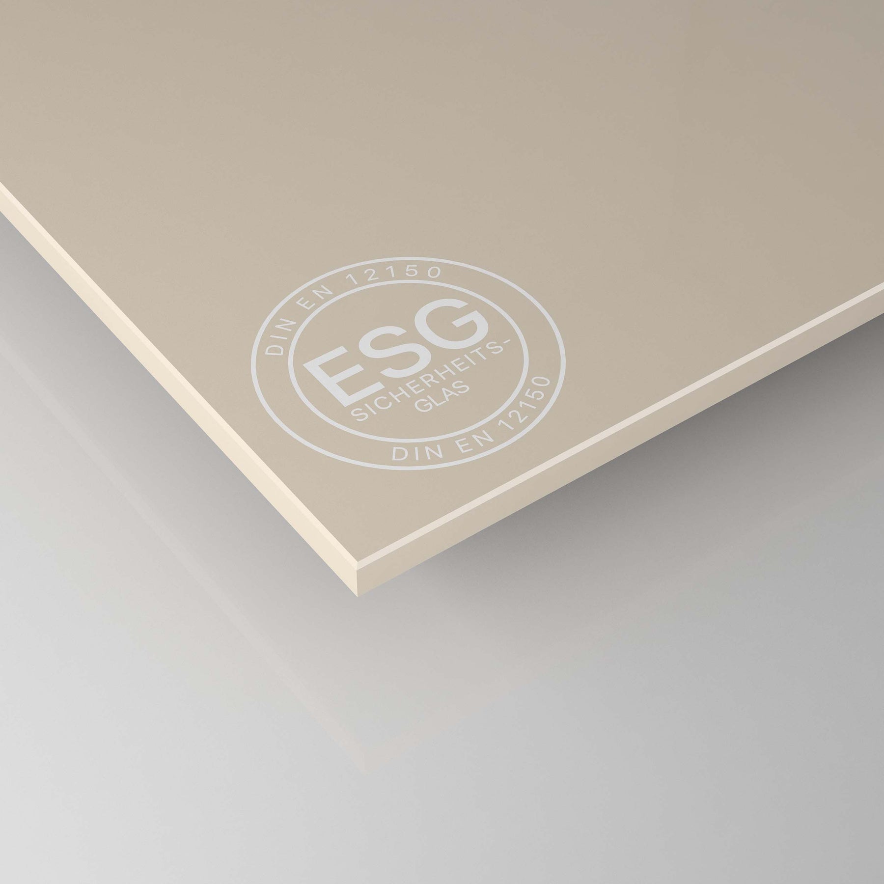 Beige-braun lackiertes ESG-Glas, Eckenansicht mit Aufdruck „ESG“