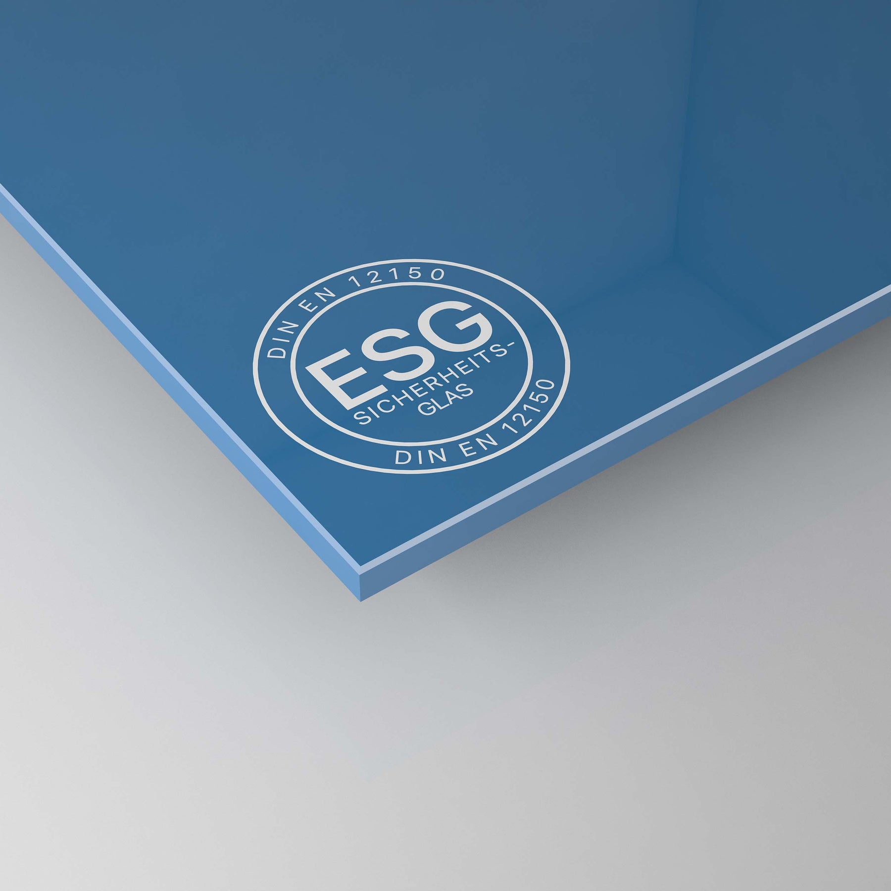 Blau lackiertes satiniertes ESG-Glas mit ESG-Gütesiegel an der Ecke