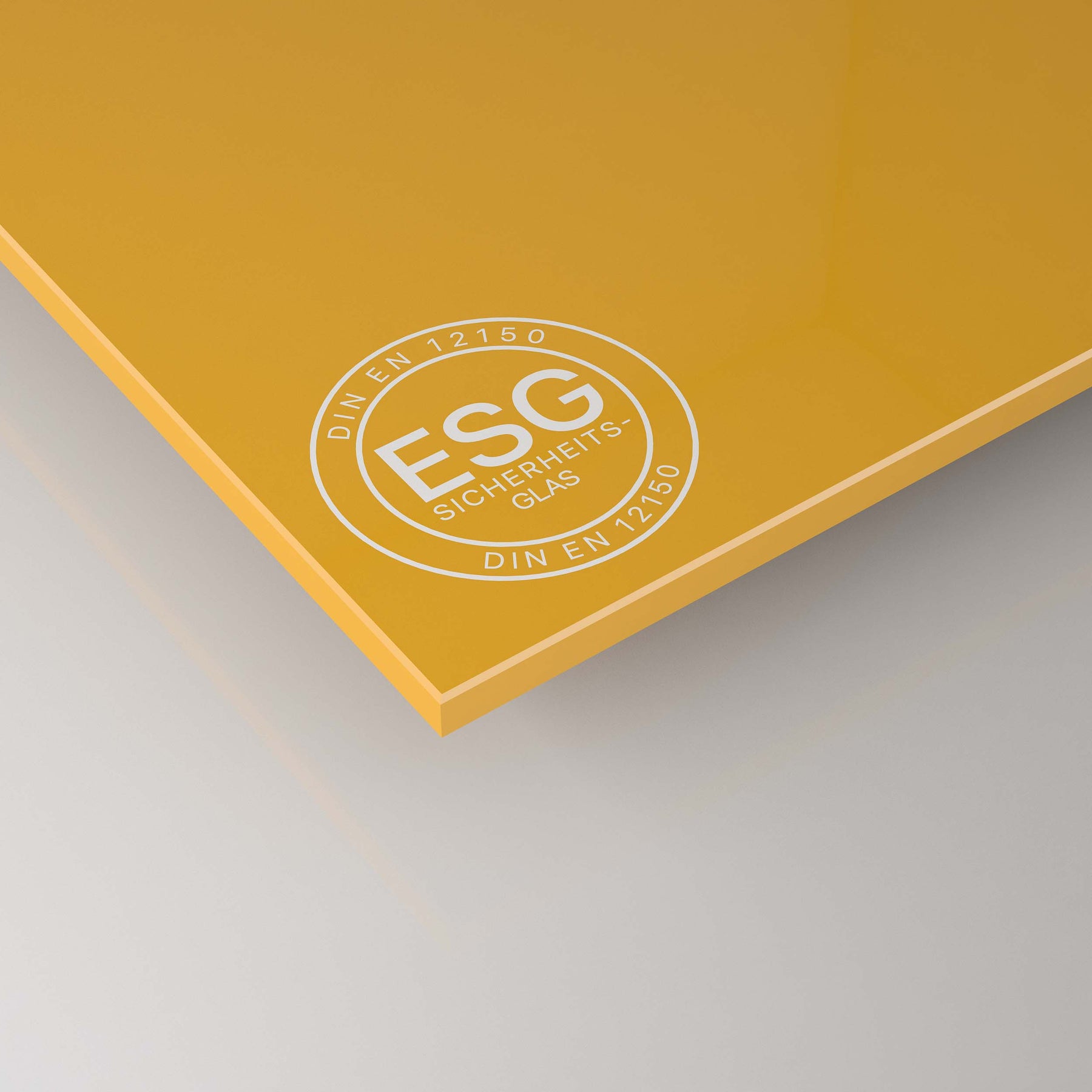 Gelb lackierte ESG-Glasscheibe mit Sicherheitsglas-Aufdruck
