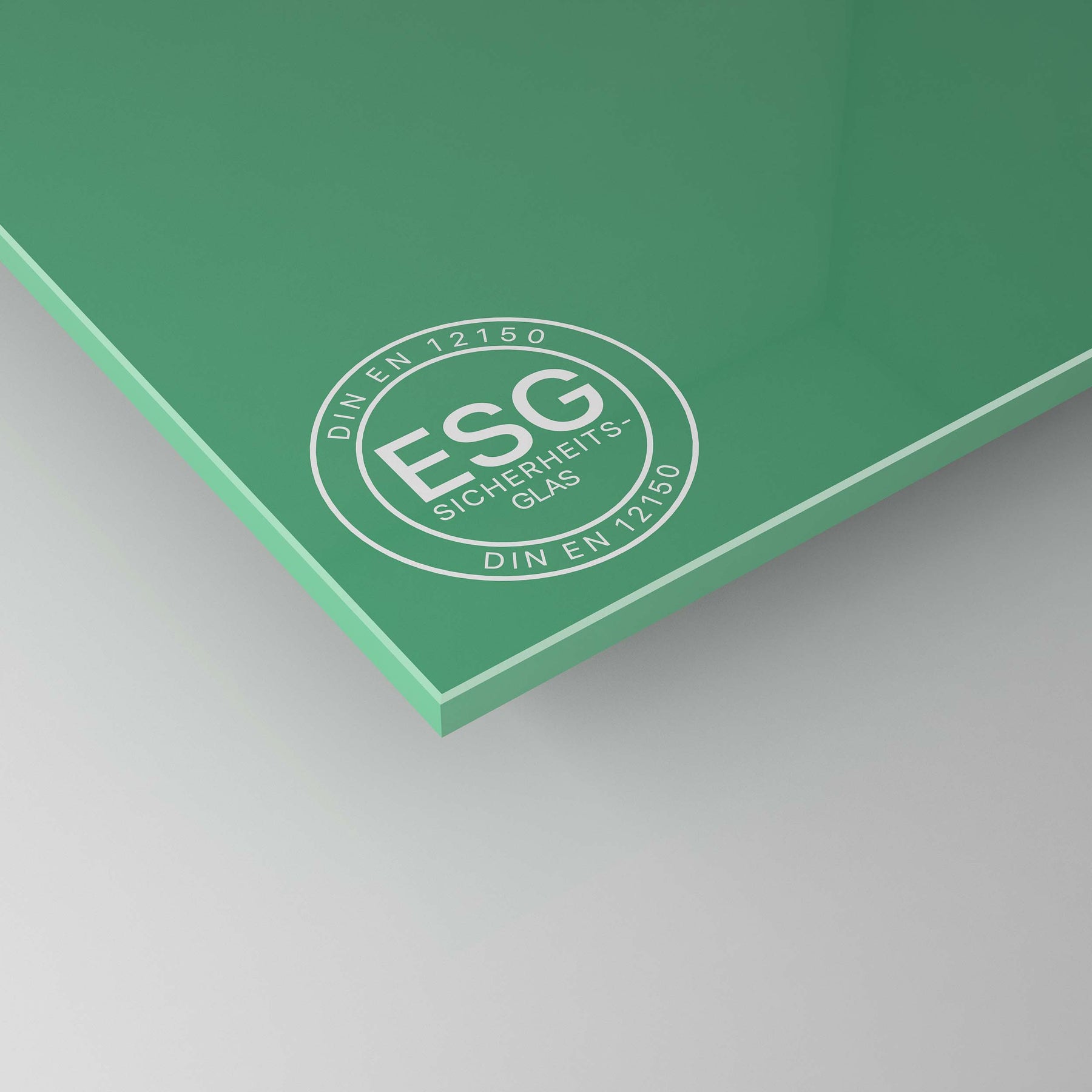Eckstück von grün lackiertem ESG-Sicherheitsglas mit ESG-Prüfzeichen