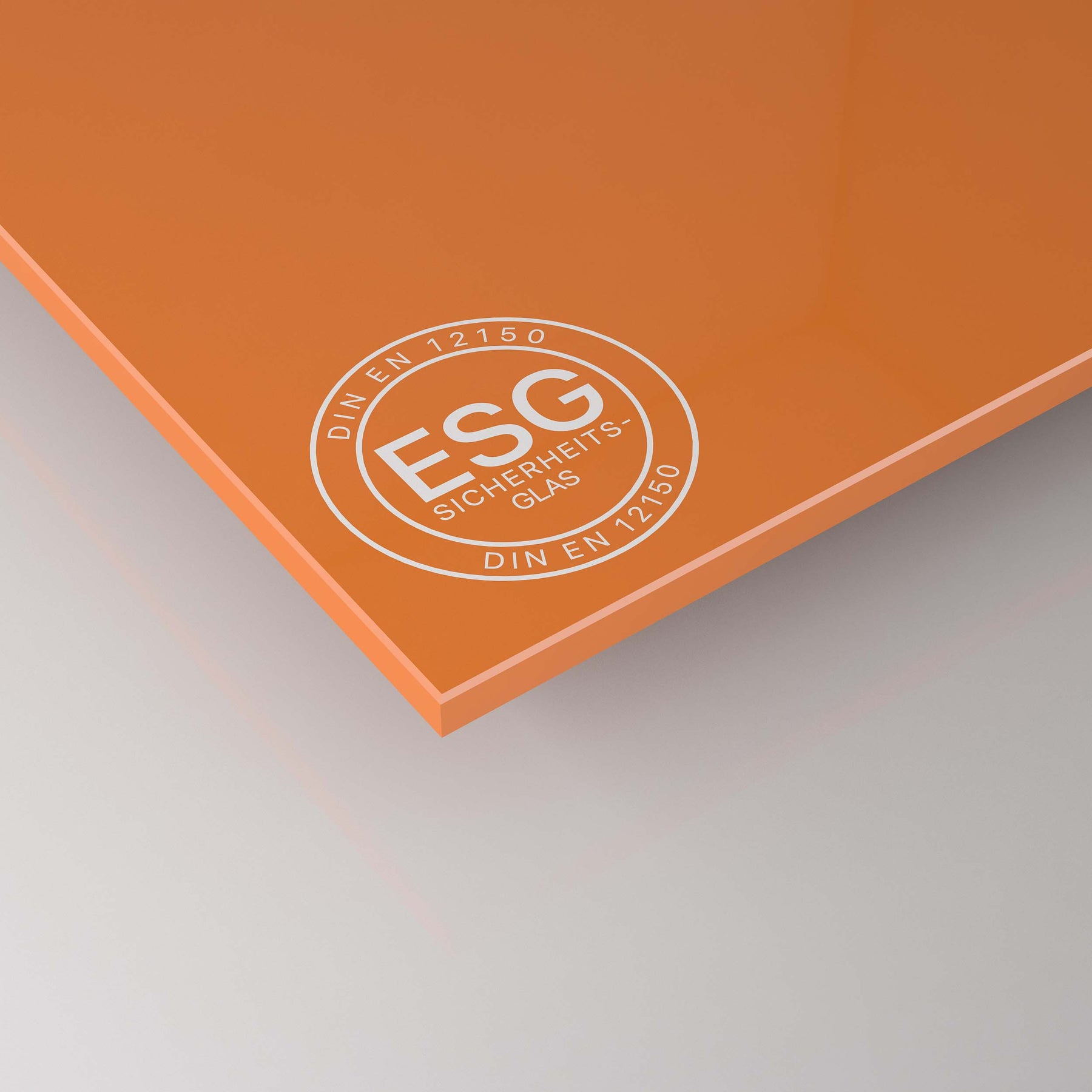 Orangefarbenes ESG-Sicherheitsglas mit Ecke und ESG-Siegel