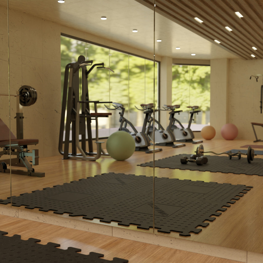 Fitnessspiegel-Wand 6 mm: bodenhohe Glasfläche mit sichtbarer Trennfuge, reflektiert Trainingsgeräte
