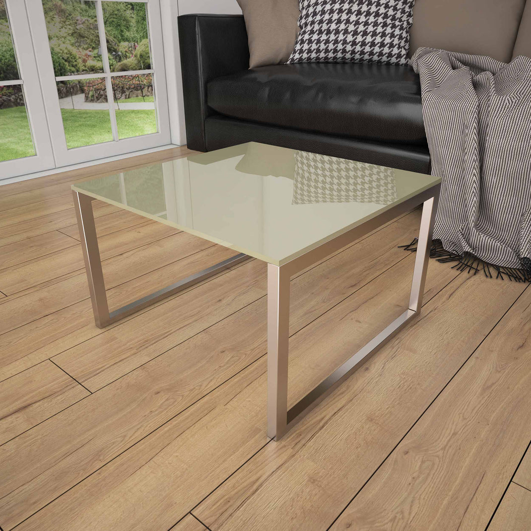 Glasplatte Couchtisch mit rechteckiger Glasfläche und hellen Metallbeinen
