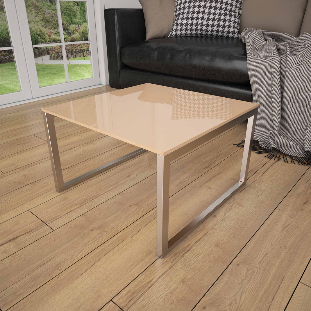 Couchtisch mit Glasplatte und Metallgestell in hellem Nude-Ton