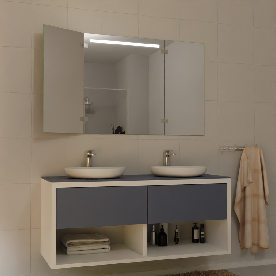 Klappspiegel Kira, an der Wand montiert, mit schmaler LED-Lichtleiste