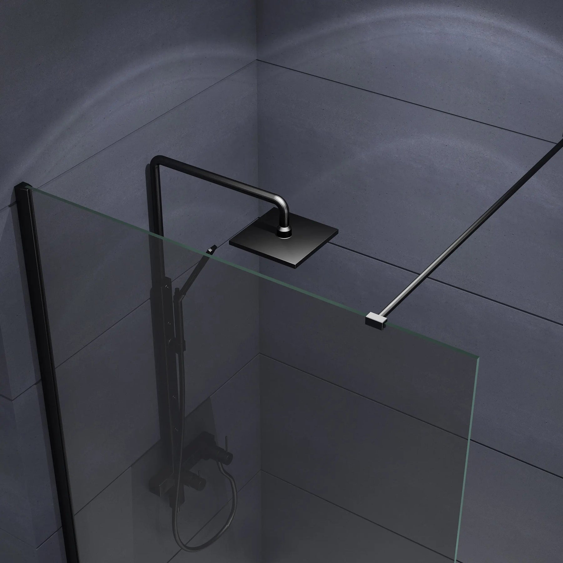 Duschwand aus klarem Glas, abgerundeter Metallgriff am Rahmen, transparente Front