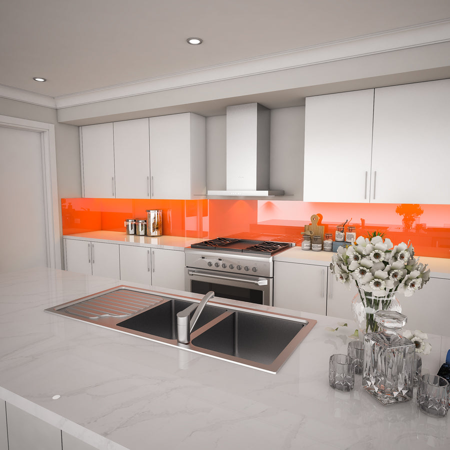 Glasrückwand für Küche in Rot-Terracotta, hinter Arbeitsplatte mit Herd und Spüle