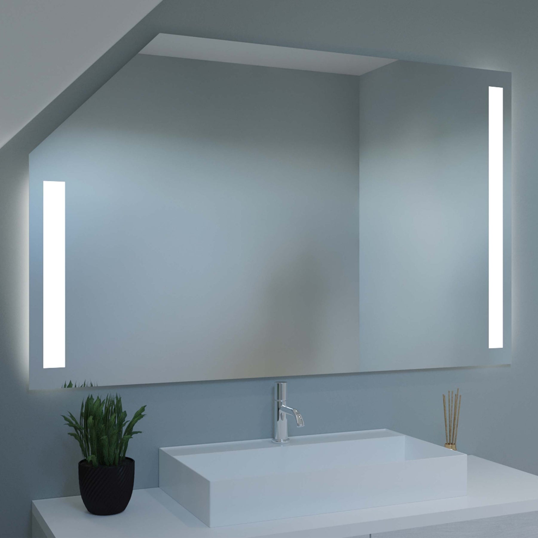 Spiegel für Dachschräge mit LED-Leisten, rechteckige Spiegelfläche über Waschbecken