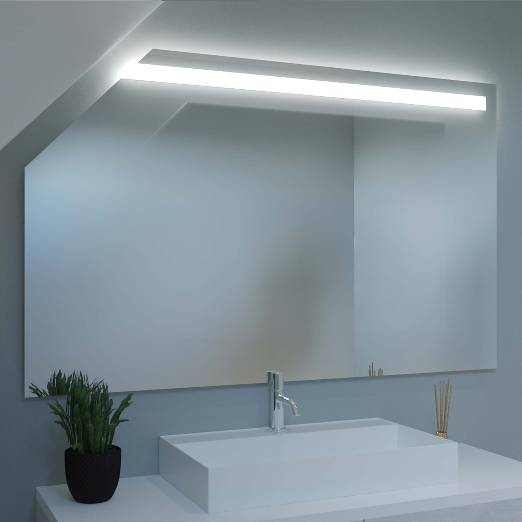 Spiegel für die Dachschräge mit LED-Lichtleiste, rechteckige Spiegelfläche über dem Waschtisch