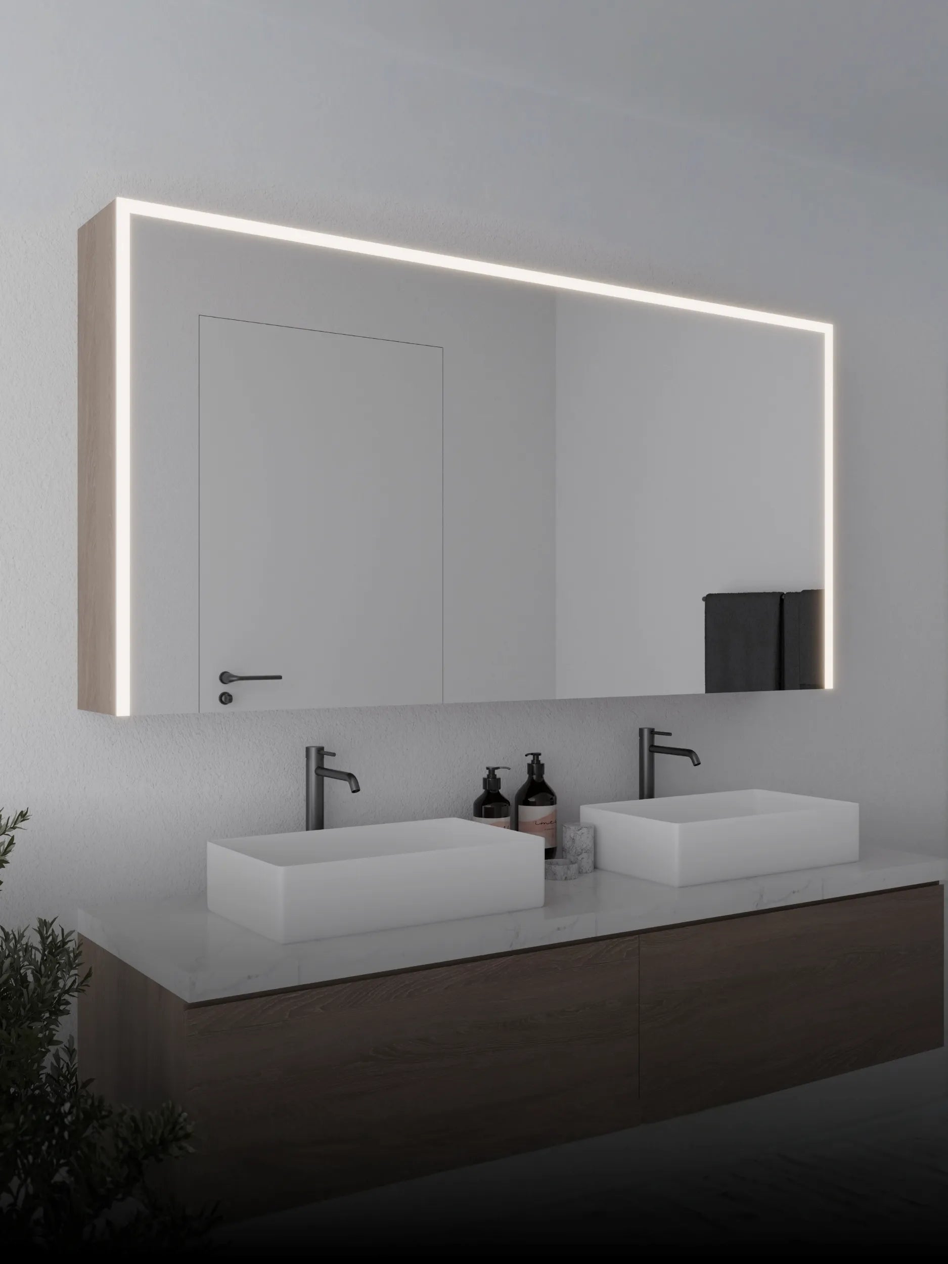 Großer LED-beleuchteter Spiegel über zwei rechteckigen weißen Aufsatzwaschbecken mit schwarzen Armaturen, montiert auf einem modernen Holzunterschrank in einem minimalistischen Badezimmer