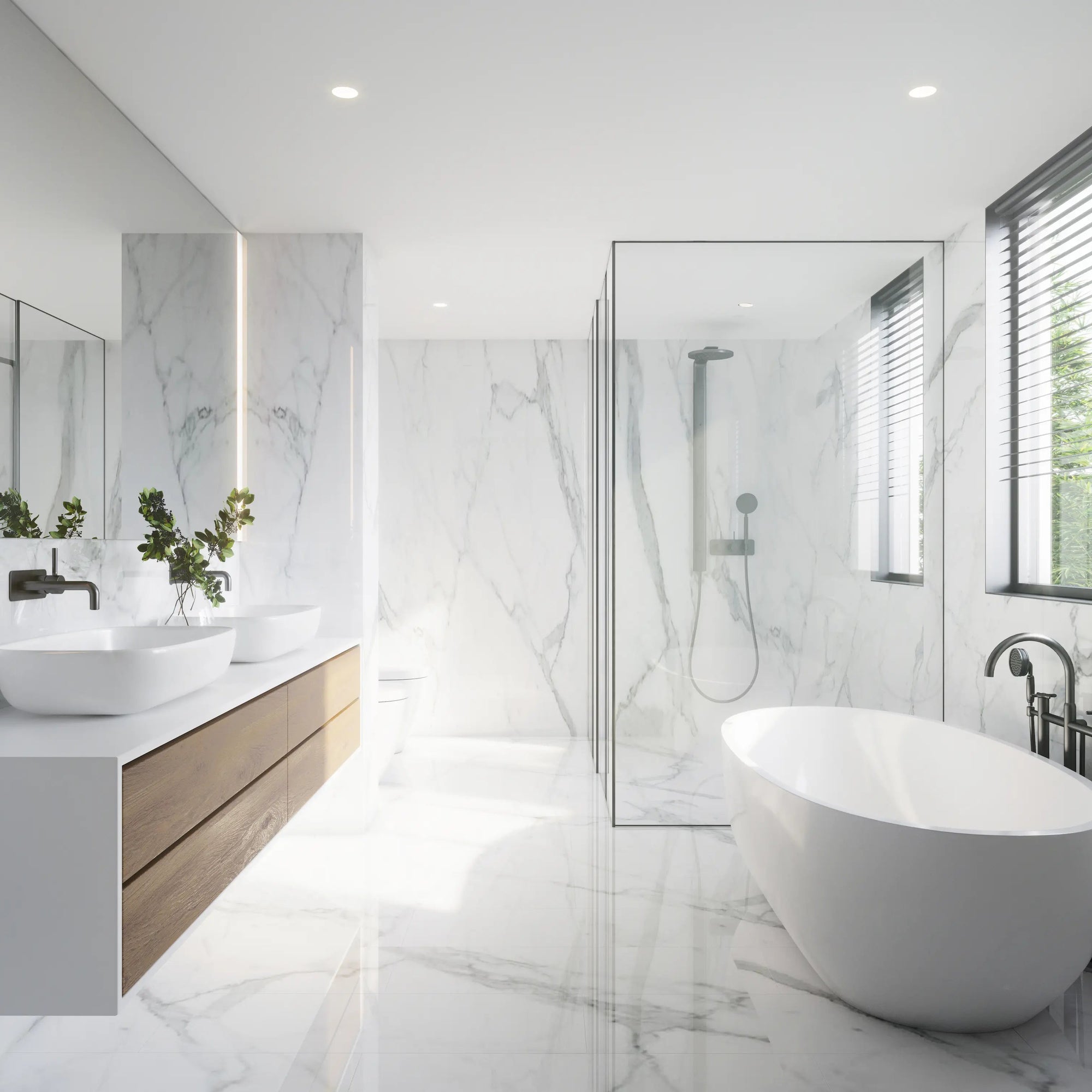 Helles, modernes Badezimmer mit weißen Marmormauern, freistehender Badewanne, bodengleicher Dusche mit Glaswand, Doppelwaschbecken und Holzunterschrank.