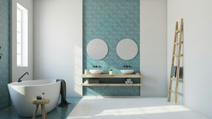 Helles, modernes Badezimmer mit zwei runden Wandspiegeln über einem Doppelwaschplatz, türkis gemusterter Fliesenwand, freistehender Badewanne und natürlichen Holzelementen.