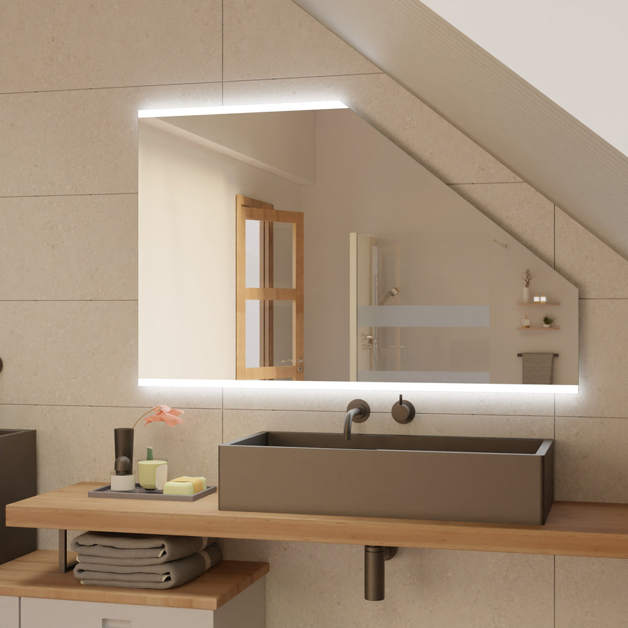 Rechteckiger Spiegel für Dachschräge mit LED-Lichtkante und klarer Spiegelfläche