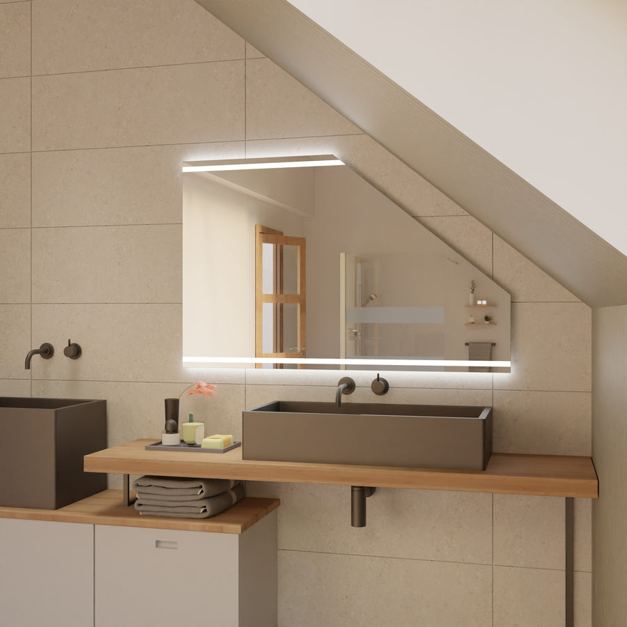 Rechteckiger Spiegel für Dachschräge mit LED-Lichtleiste über dem Waschtisch