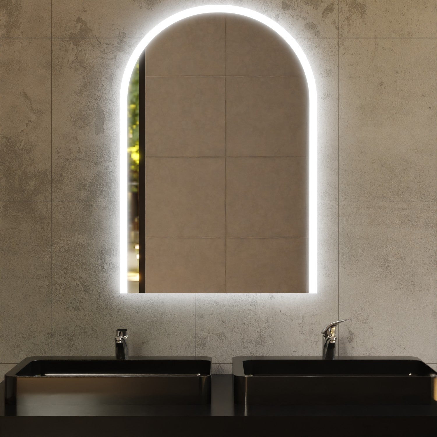 Beleuchteter Badspiegel mit Rundbogen, seitliche Ansicht mit LED-Lichtausschnitt