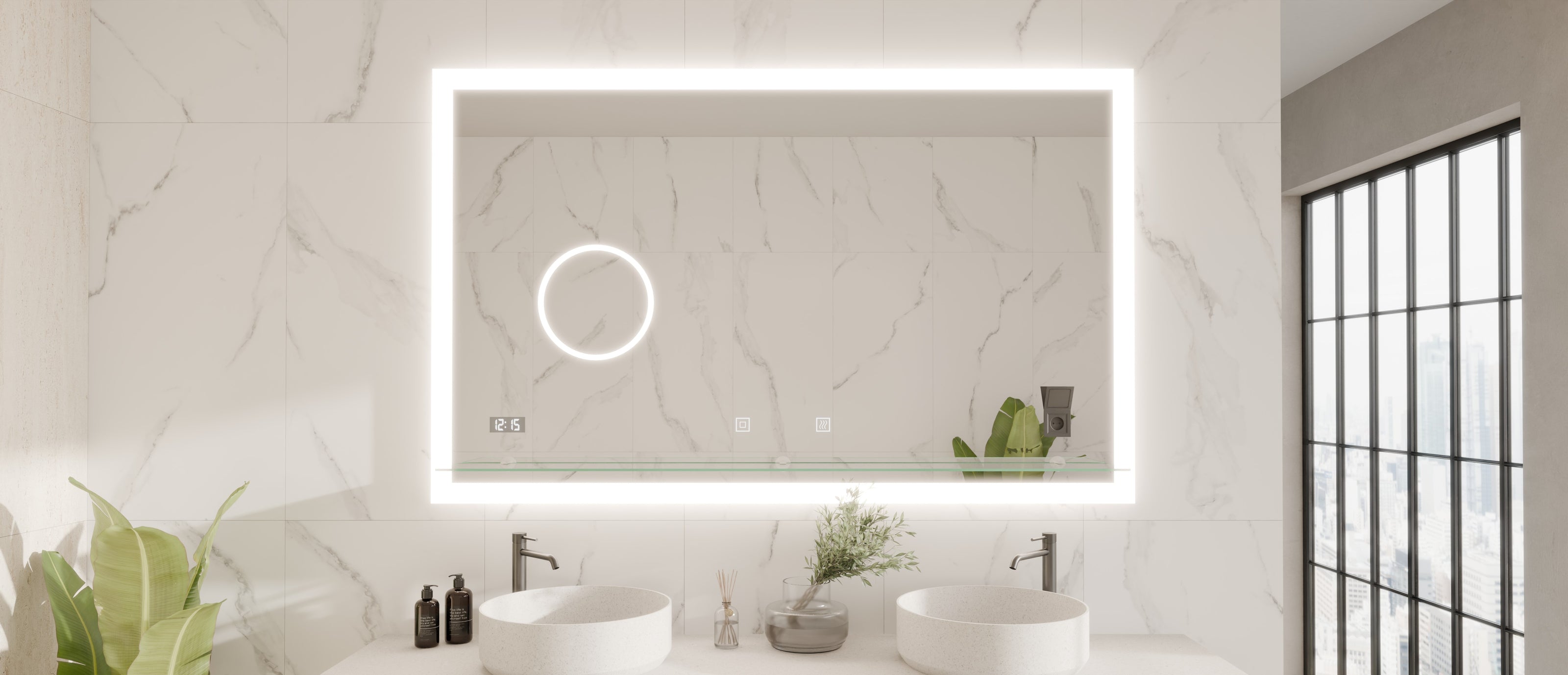 Moderner LED-Badezimmerspiegel von Spiegelmax, eingebettet in eine Wand mit großformatigen Marmorfliesen. Der Spiegel besitzt eine umlaufende LED-Beleuchtung, einen runden beleuchteten Vergrößerungsbereich, ein digitales Uhr-Display und berührungsempfindliche Bedienfelder. Unter dem Spiegel befindet sich eine Glasablage über einem Doppelwaschbecken aus Naturstein.