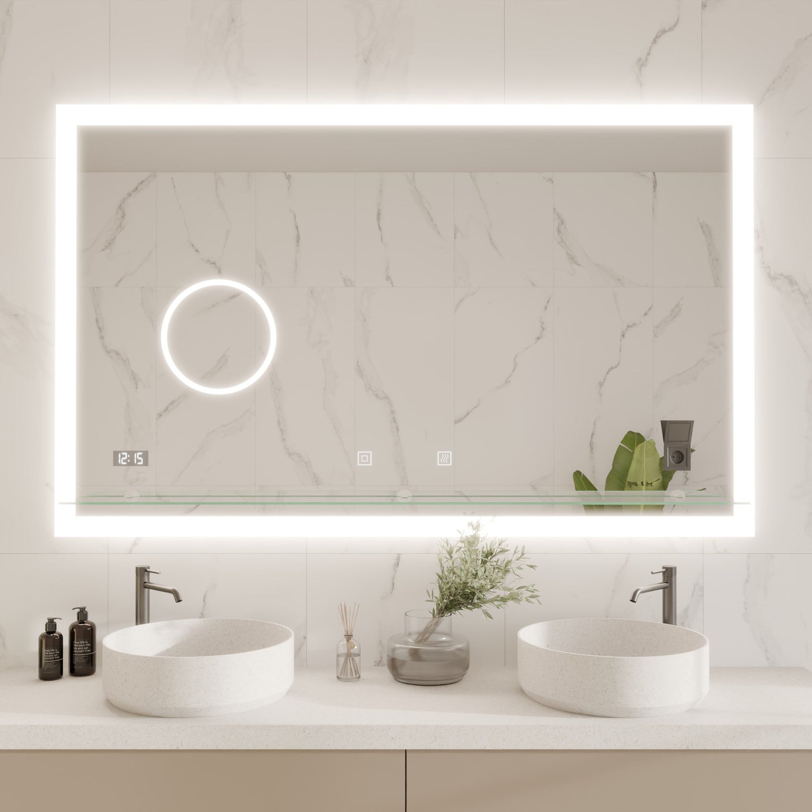 Moderner LED-Badezimmerspiegel von Spiegelmax, eingebettet in eine Wand mit großformatigen Marmorfliesen. Der Spiegel besitzt eine umlaufende LED-Beleuchtung, einen runden beleuchteten Vergrößerungsbereich, ein digitales Uhr-Display und berührungsempfindliche Bedienfelder. Unter dem Spiegel befindet sich eine Glasablage über einem Doppelwaschbecken aus Naturstein.