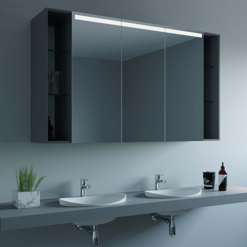 Spiegelschrank mit drei Spiegelfronten und LED-Leiste, innen mit Seitenfächern