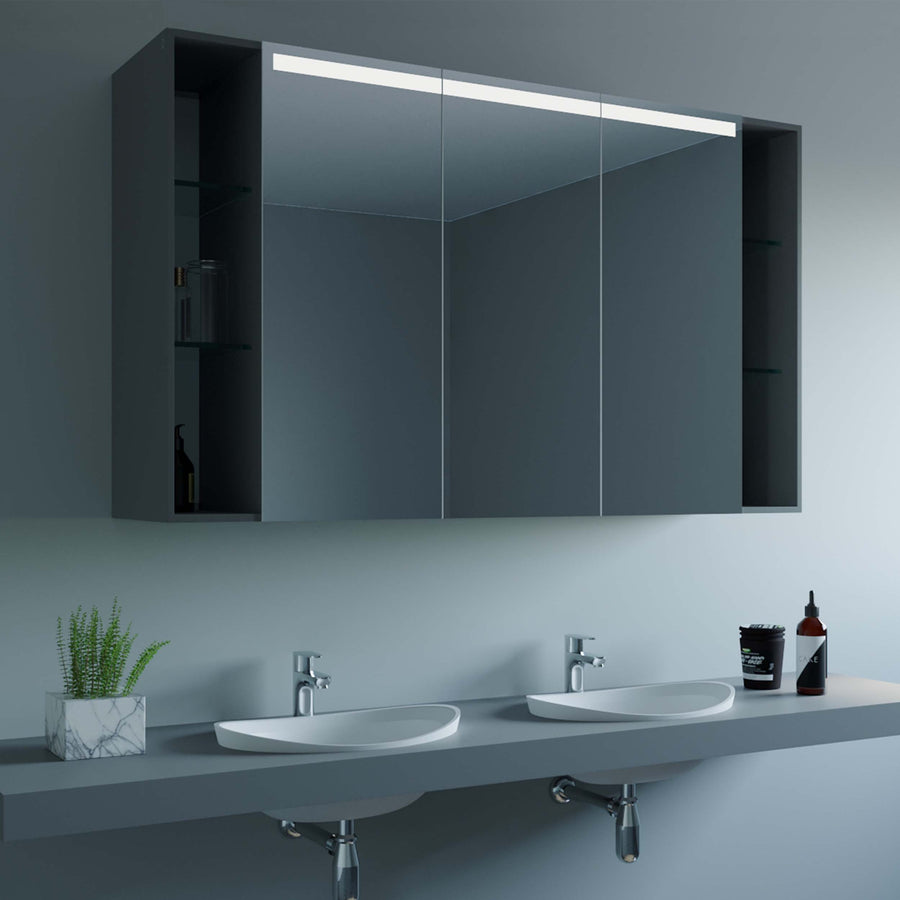 Spiegelschrank mit drei Spiegelfronten und LED-Leiste, innen mit Seitenfächern