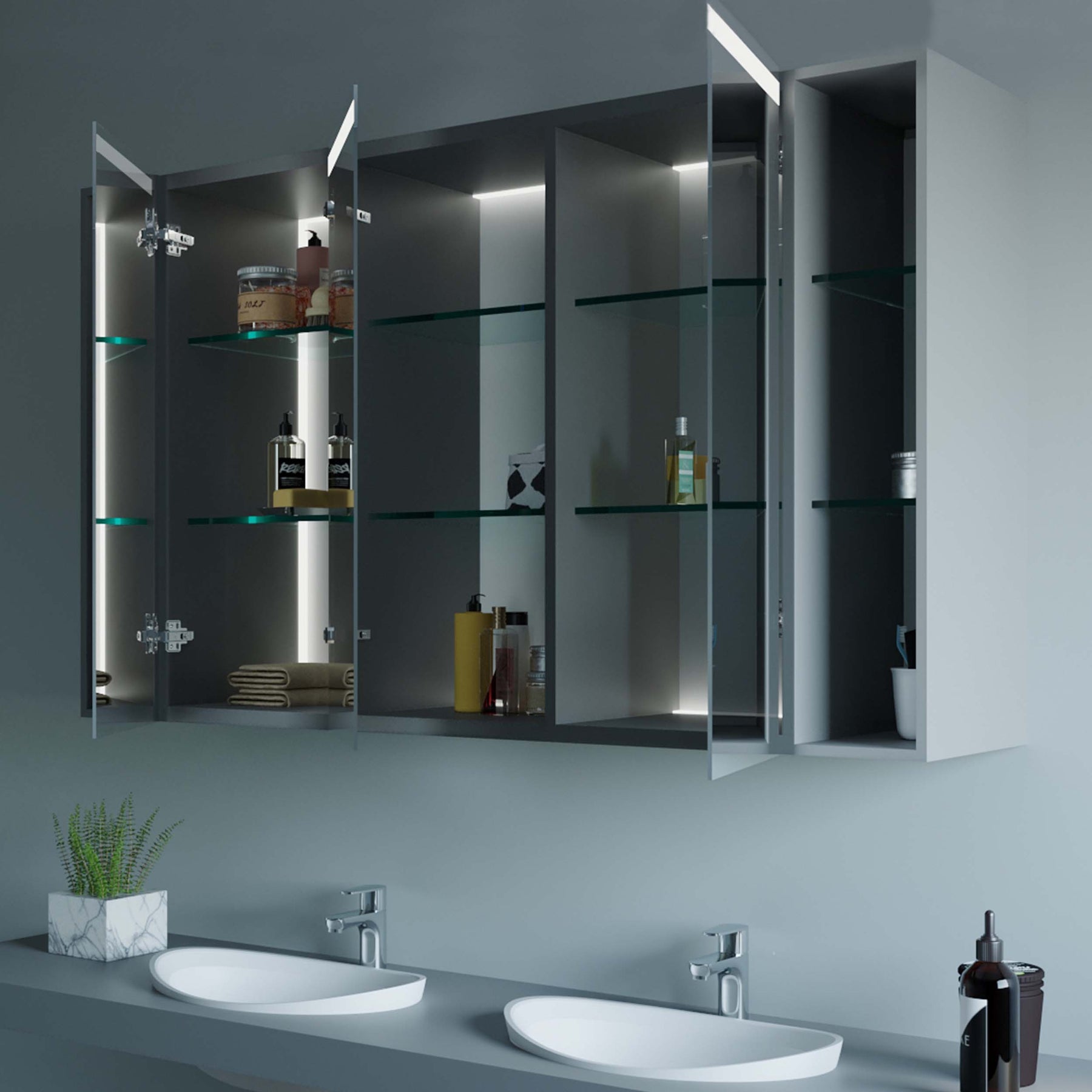 Spiegelschrank fürs Bad, weit geöffnet: Spiegelinnenraum mit Regalen und LED-Beleuchtung.