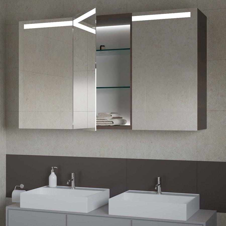 Spiegelschrank, geöffnet: Glasregale mit grünen Akzenten und LED-Lichtleisten