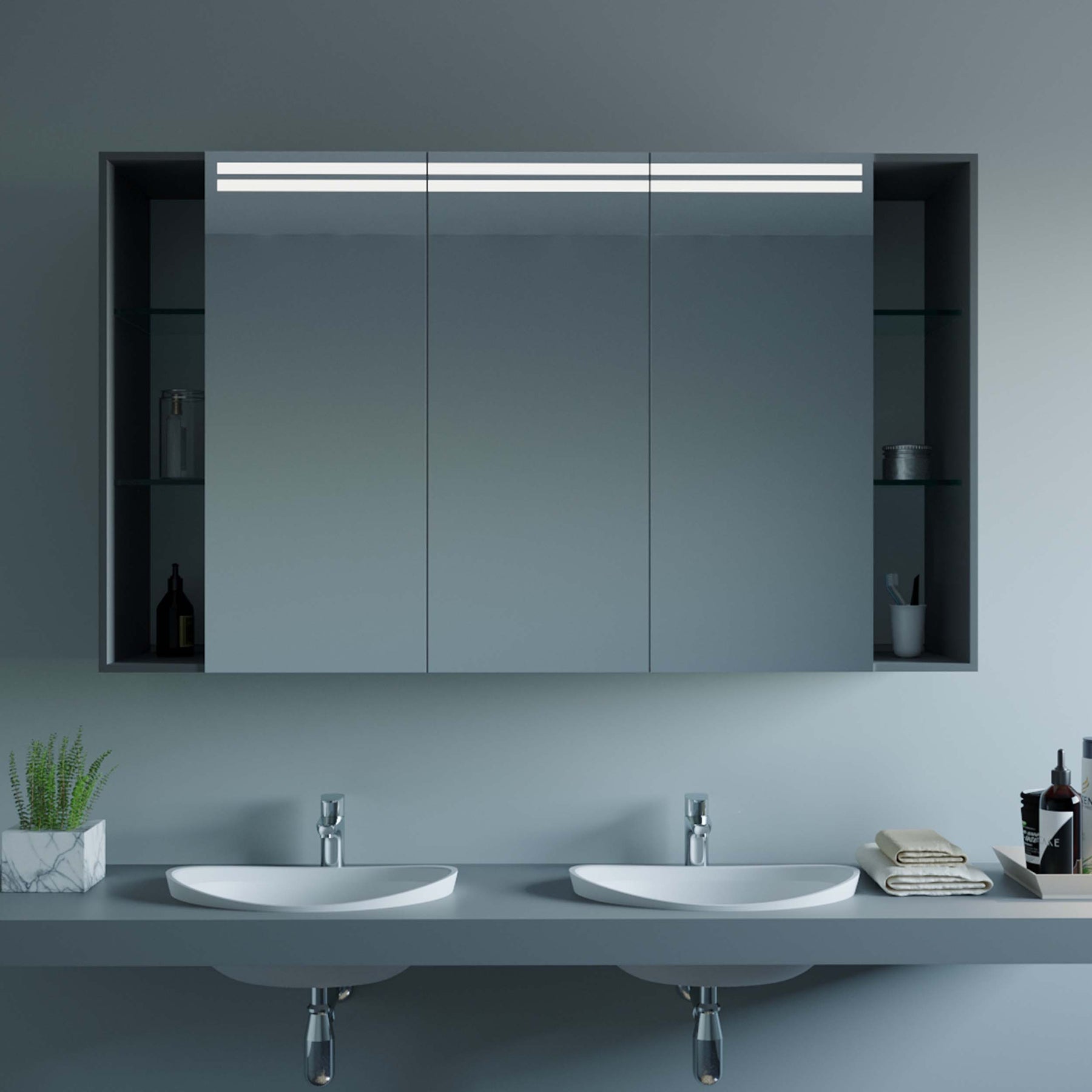 Spiegelschrank fürs Bad mit drei Glastüren, integrierter LED-Leiste und seitlichen Fächern.
